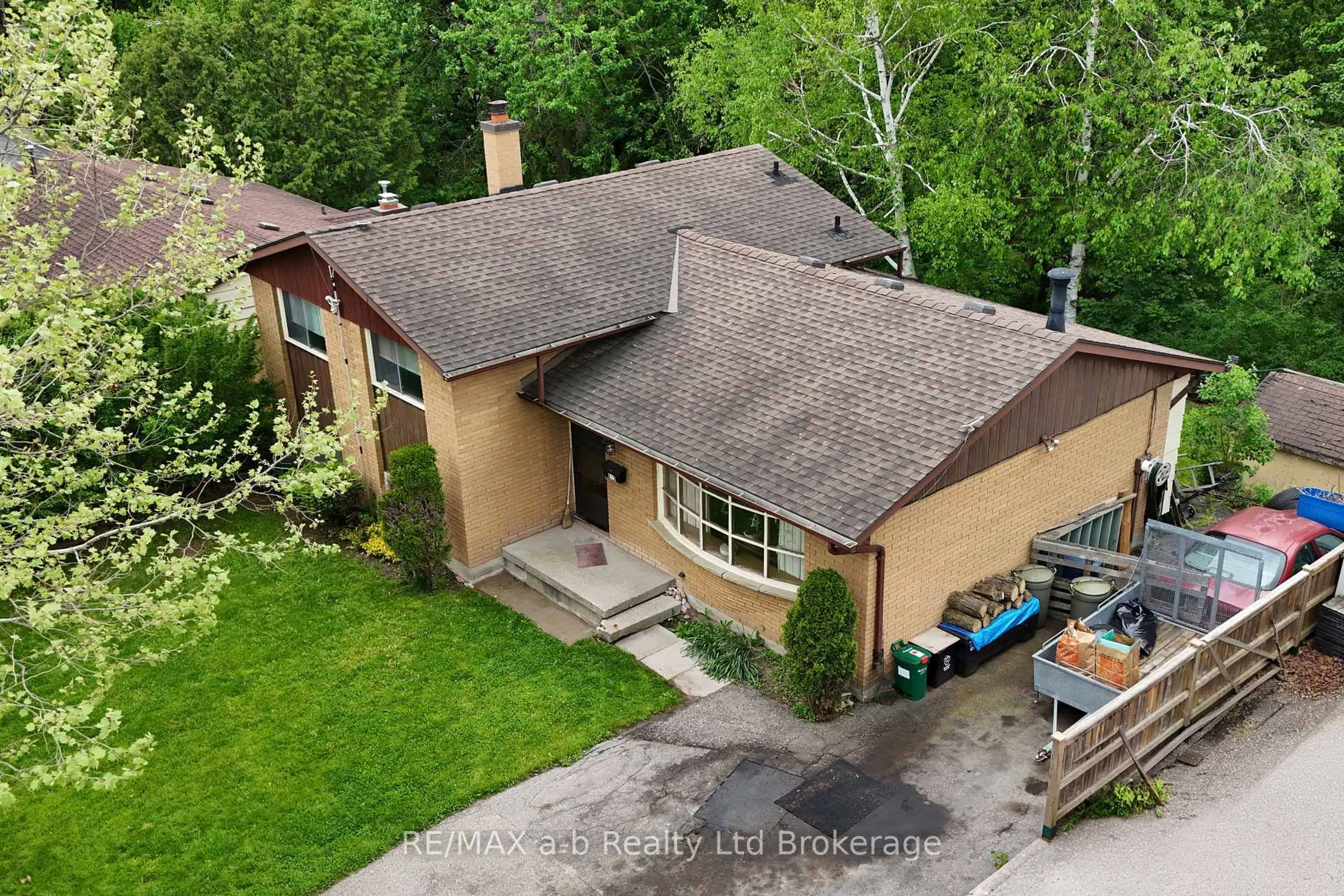 A pic from outside/outdoor area/front of a property/back of a property/a pic from drone, street for 213 Belgrave St, Woodstock Ontario N4S 7K1