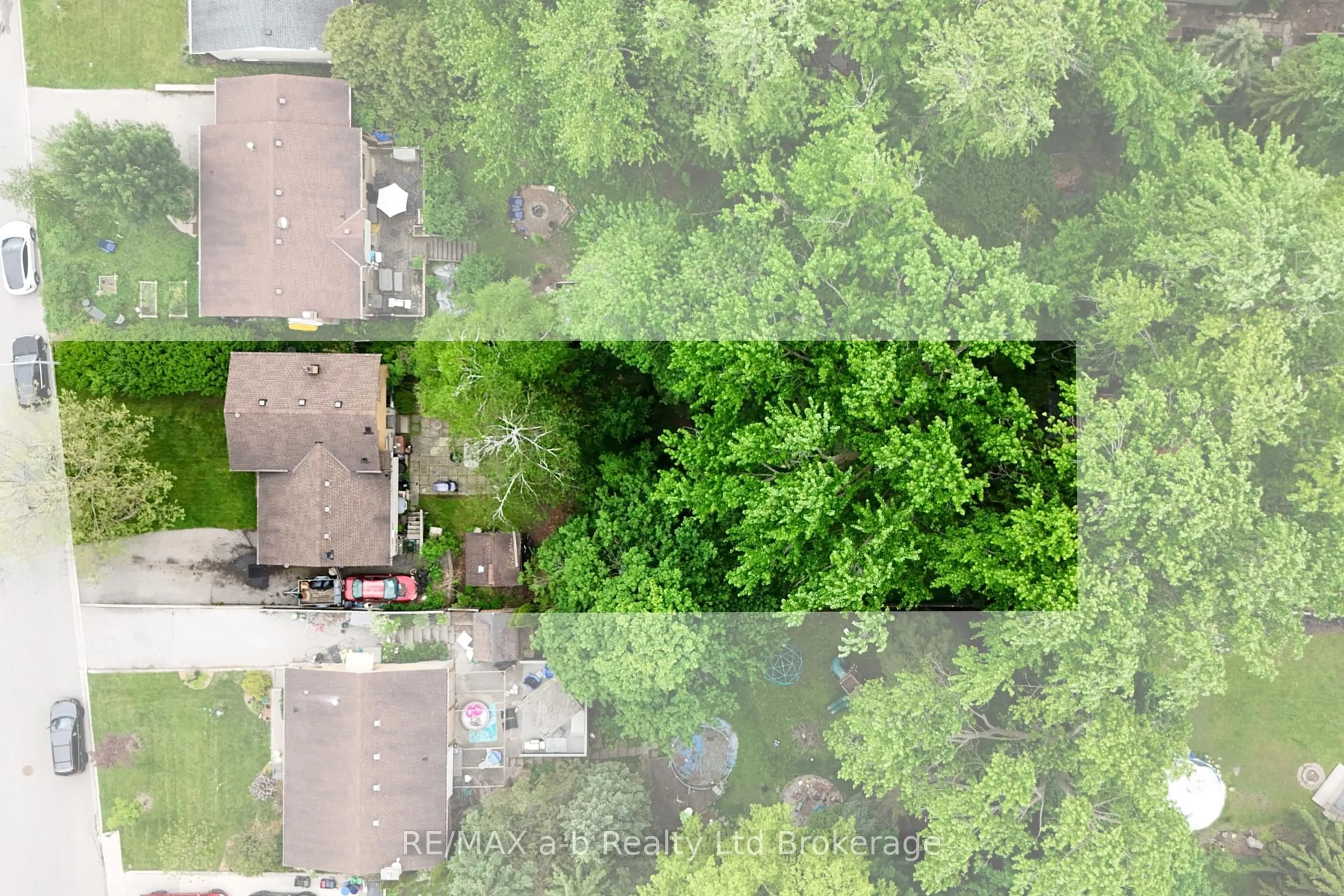 A pic from outside/outdoor area/front of a property/back of a property/a pic from drone, forest/trees view for 213 Belgrave St, Woodstock Ontario N4S 7K1