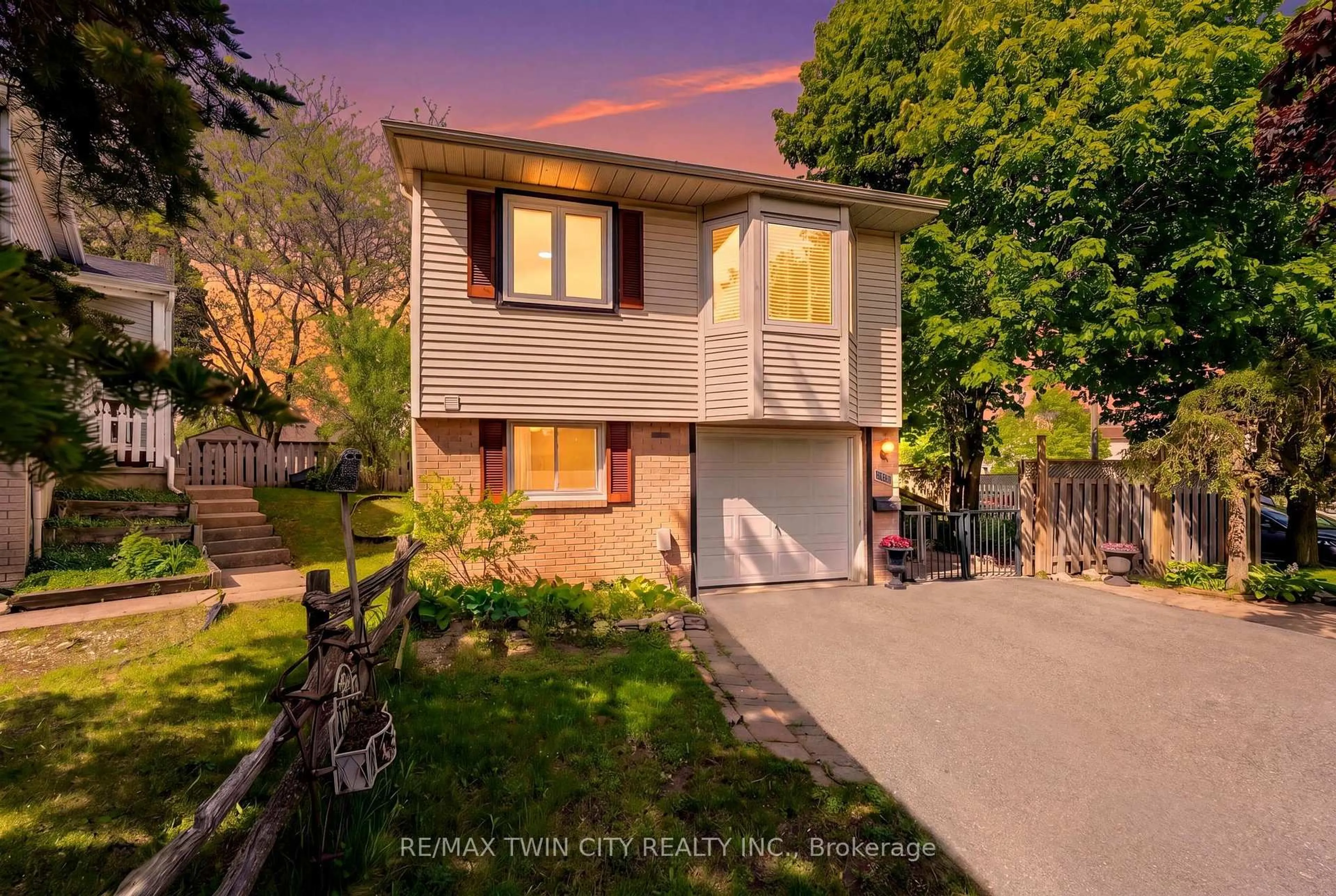 A pic from outside/outdoor area/front of a property/back of a property/a pic from drone, street for 171 Herron Pl, Waterloo Ontario N2T 1H2