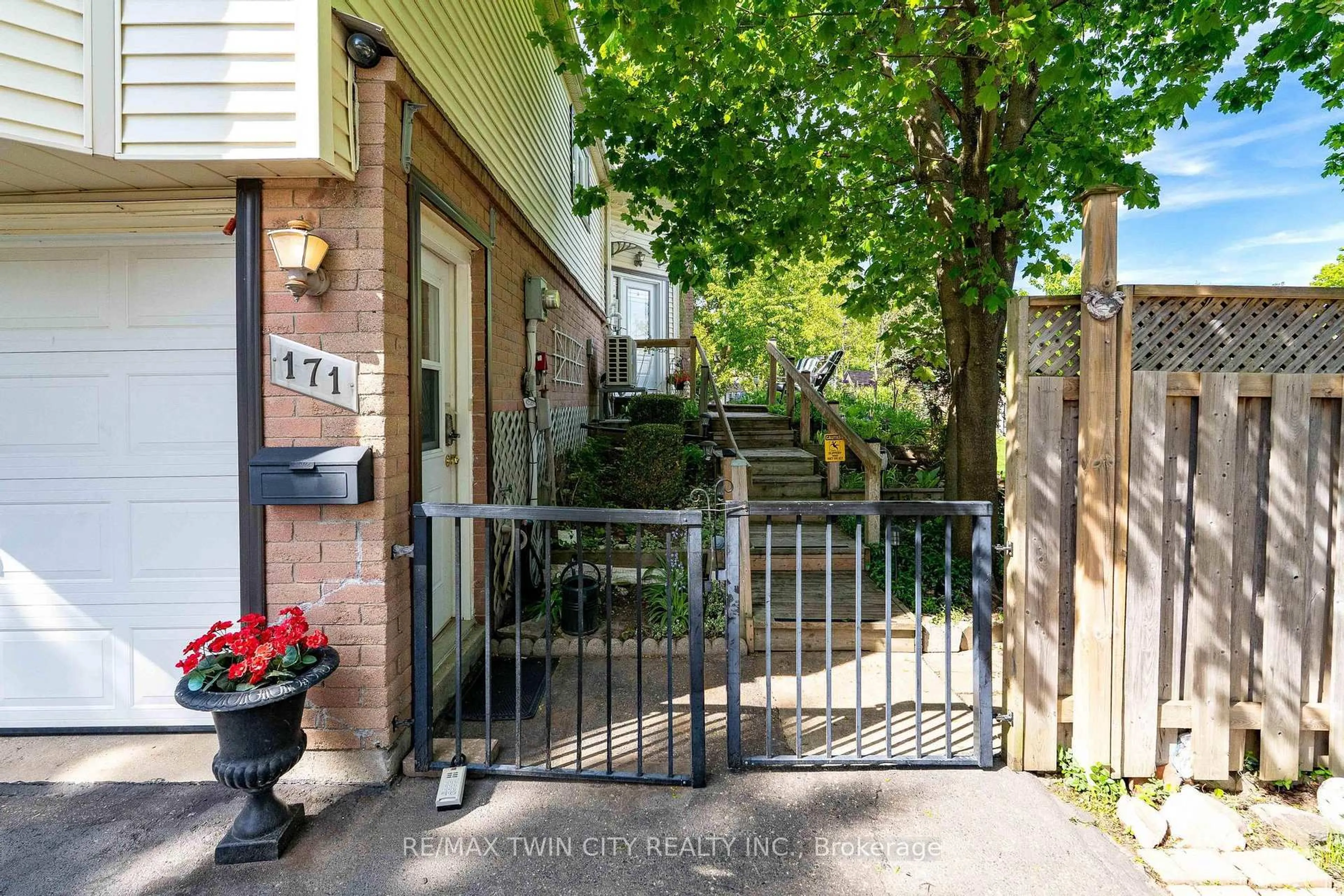 Patio, street for 171 Herron Pl, Waterloo Ontario N2T 1H2