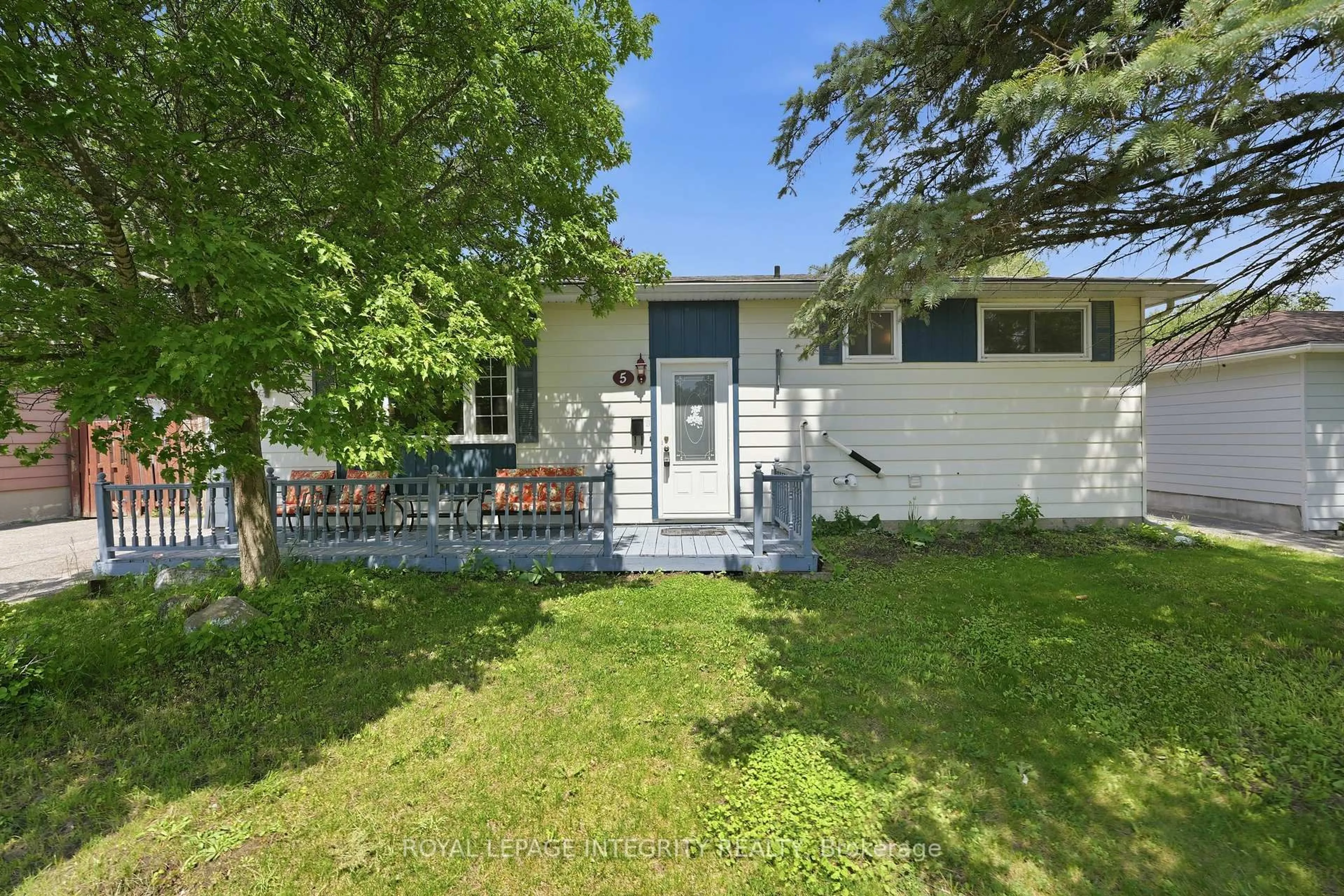 A pic from outside/outdoor area/front of a property/back of a property/a pic from drone, unknown for 5 Sheldrake Dr, Ottawa Ontario K2L 1S5