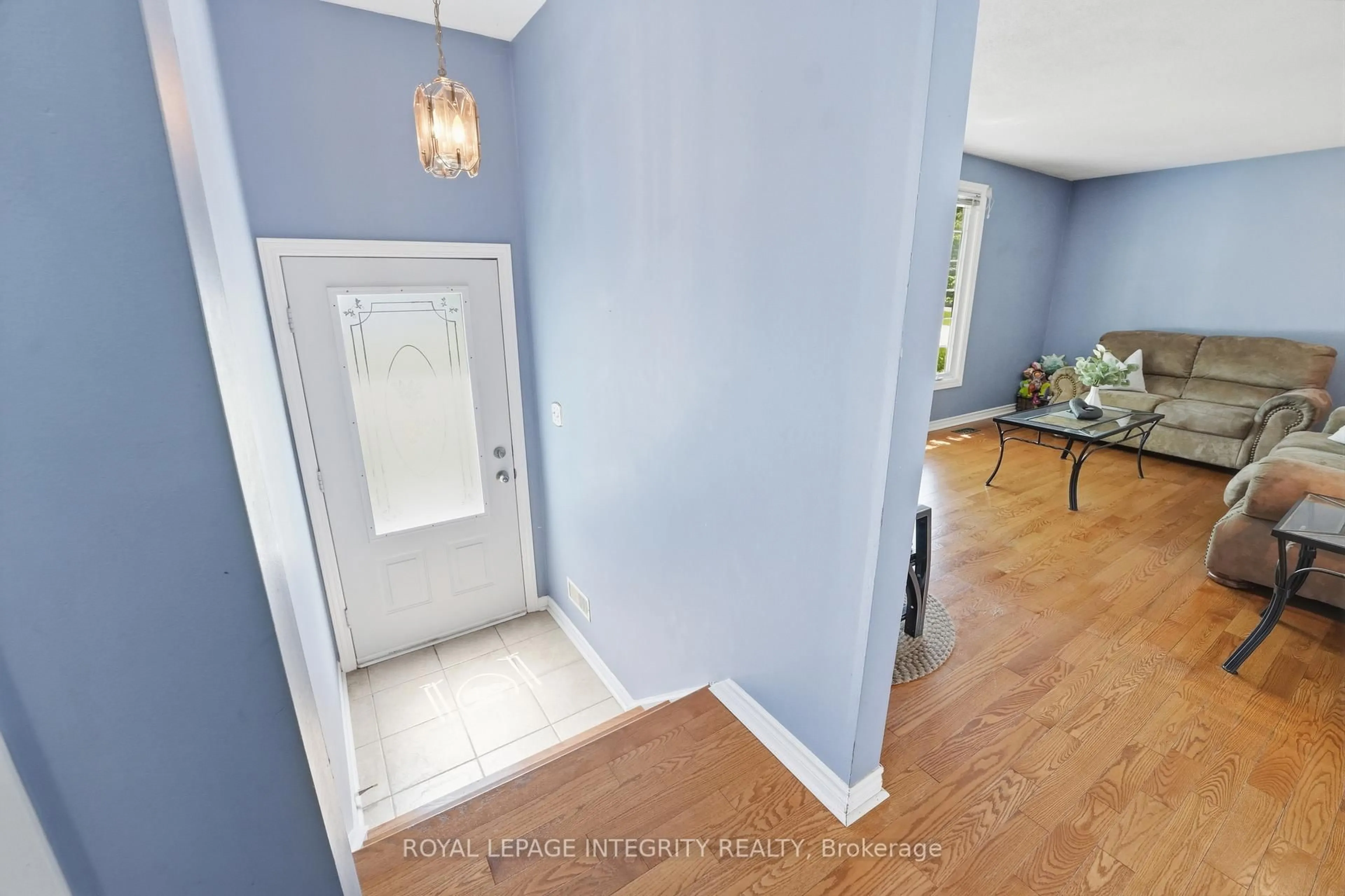 Indoor entryway for 5 Sheldrake Dr, Ottawa Ontario K2L 1S5