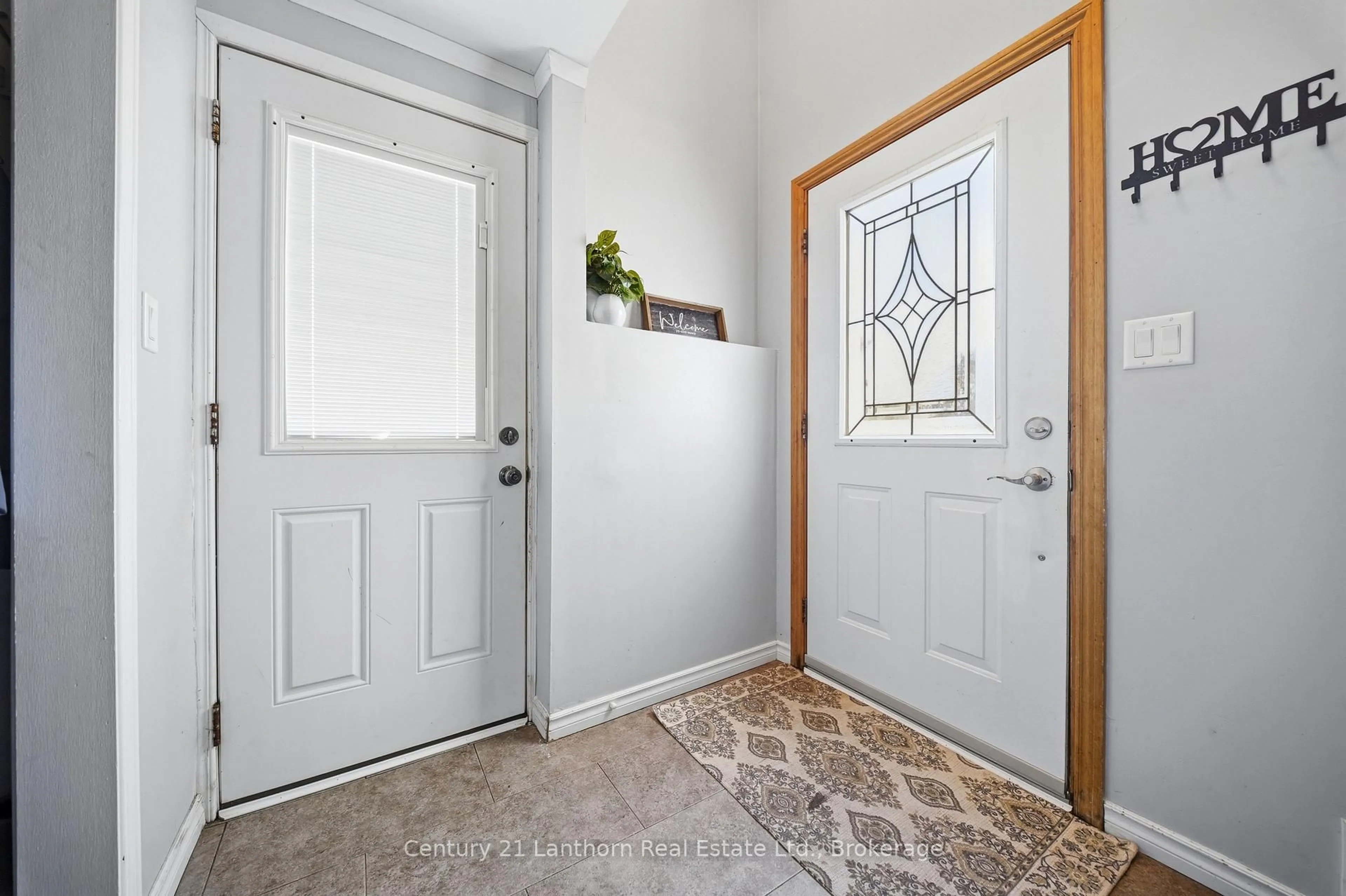 Indoor entryway for 38 Alfred St, Quinte West Ontario K8V 2B1