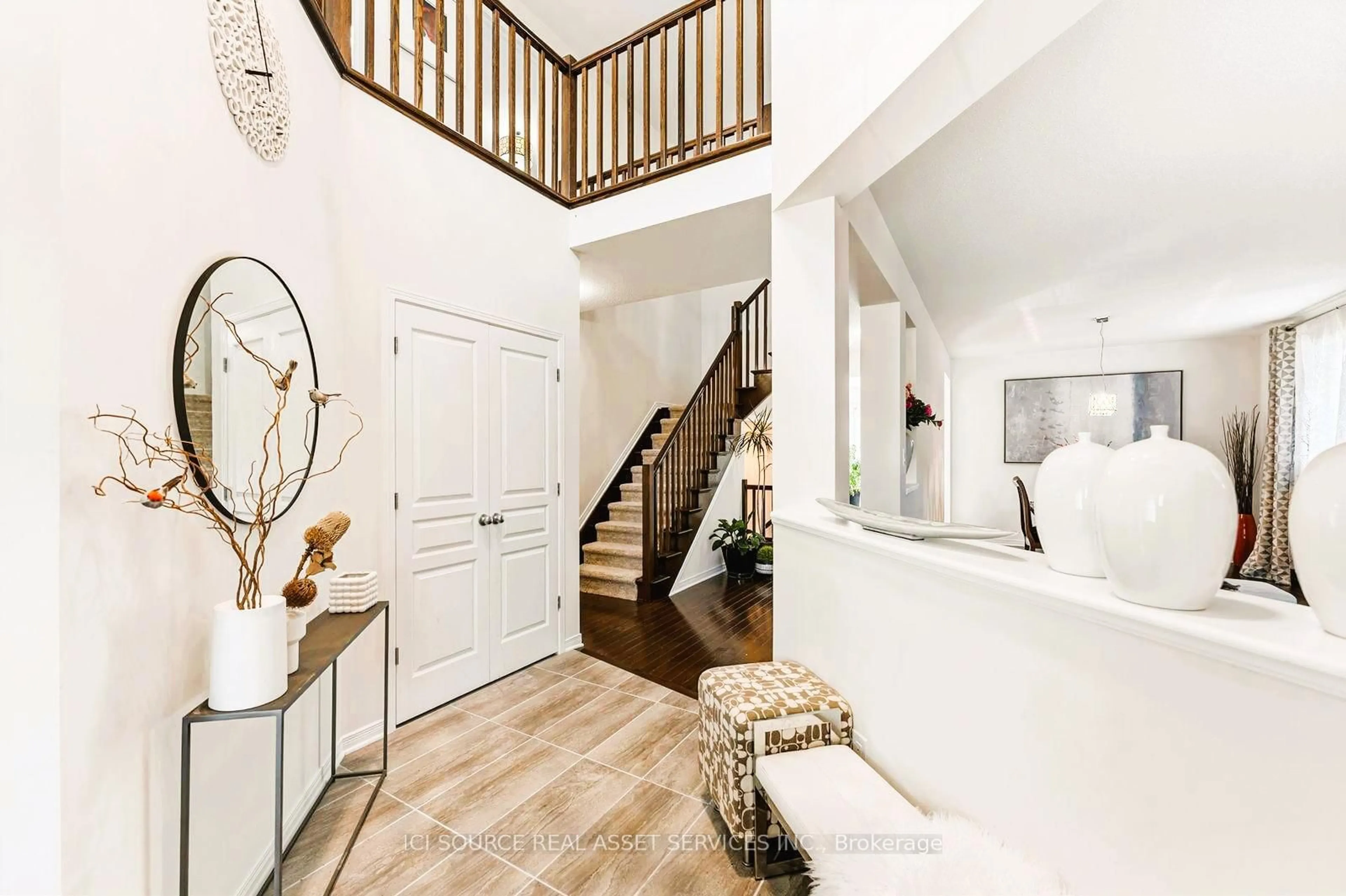 Indoor entryway for 124 Culloden Cres, Ottawa Ontario K2J 5Z9