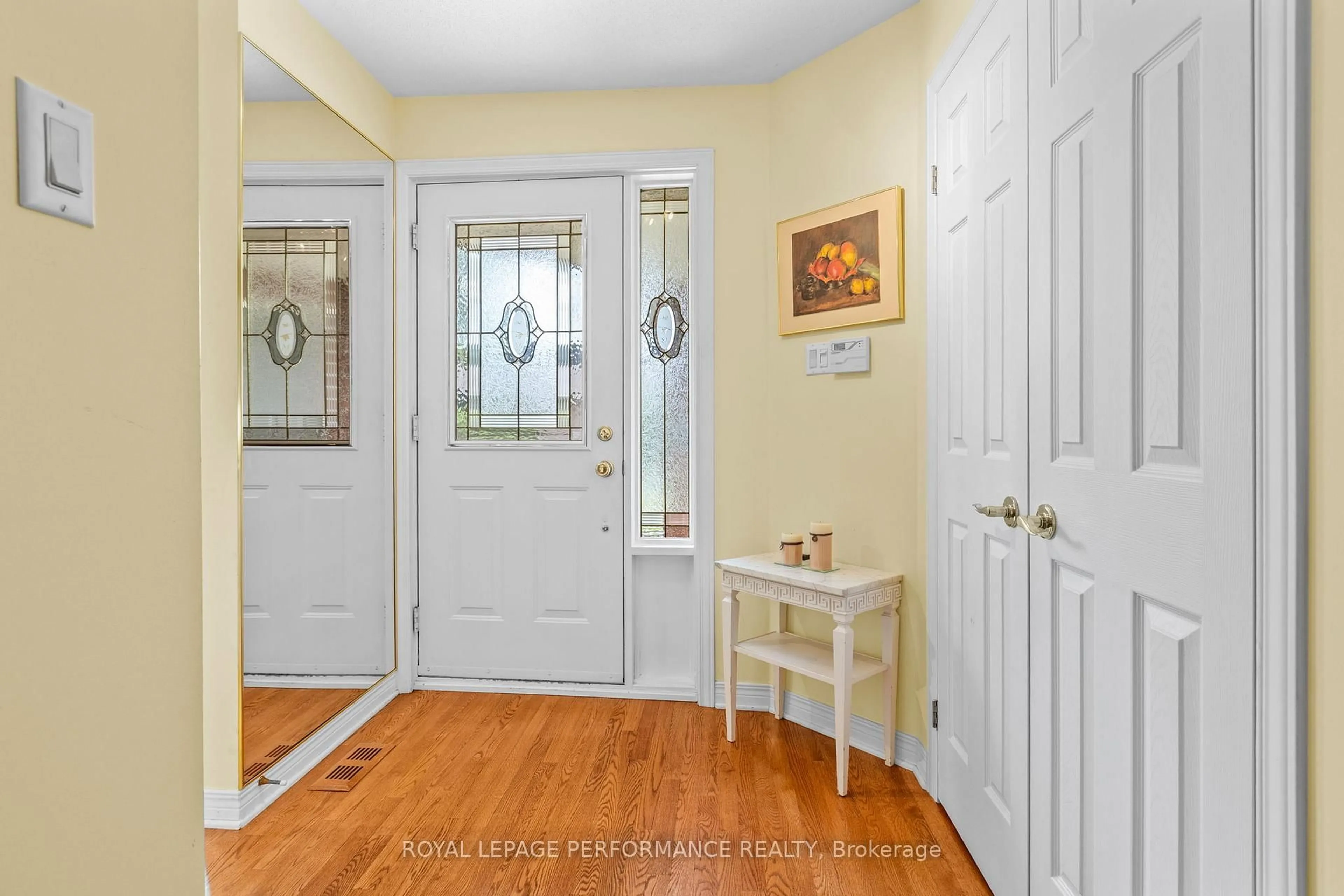 Indoor entryway for 7 Roseglen Private, Ottawa Ontario K1H 1B5