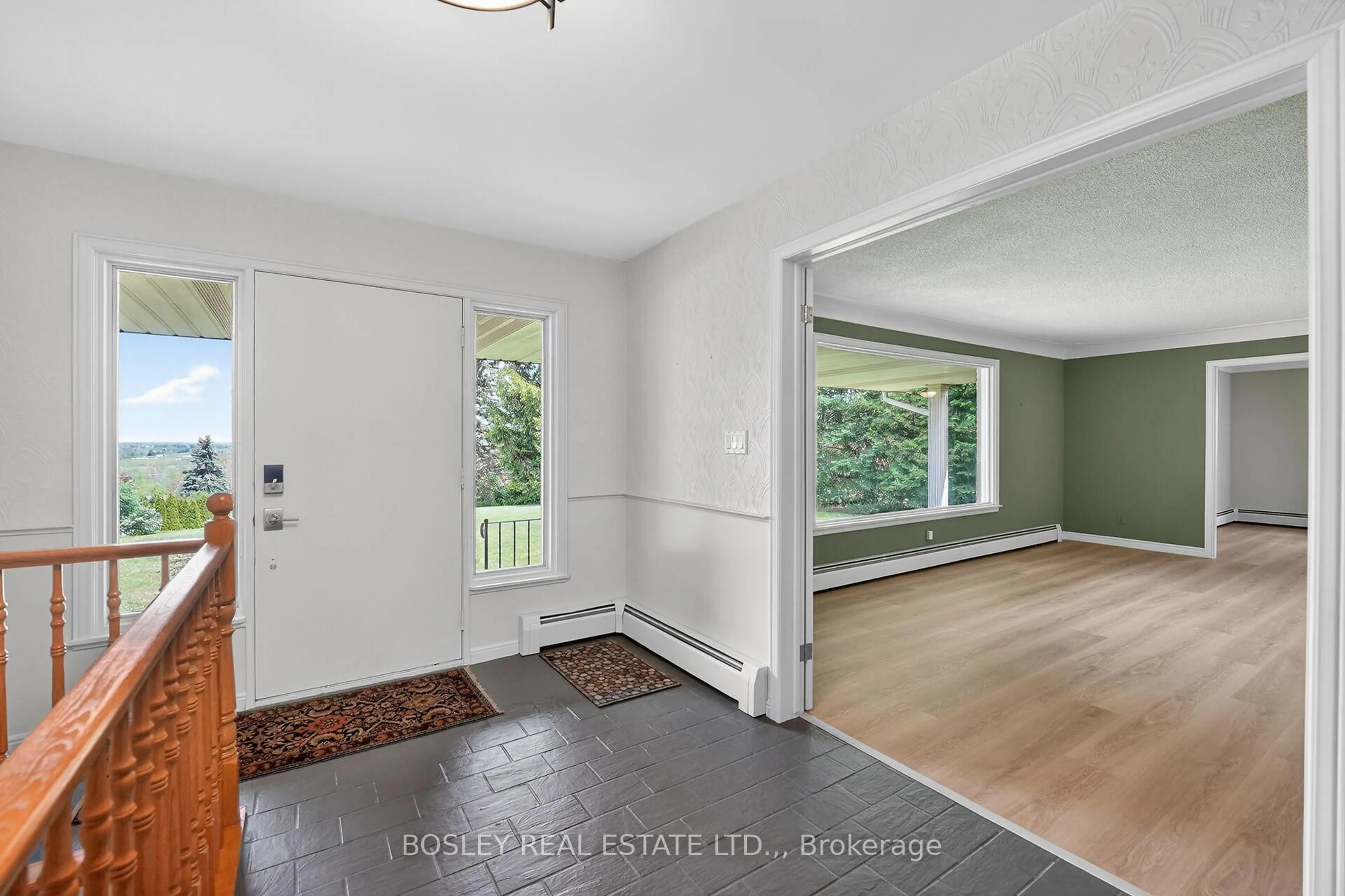 Indoor entryway for 12 Sheppard Cres, Niagara-on-the-Lake Ontario L0S 1J0