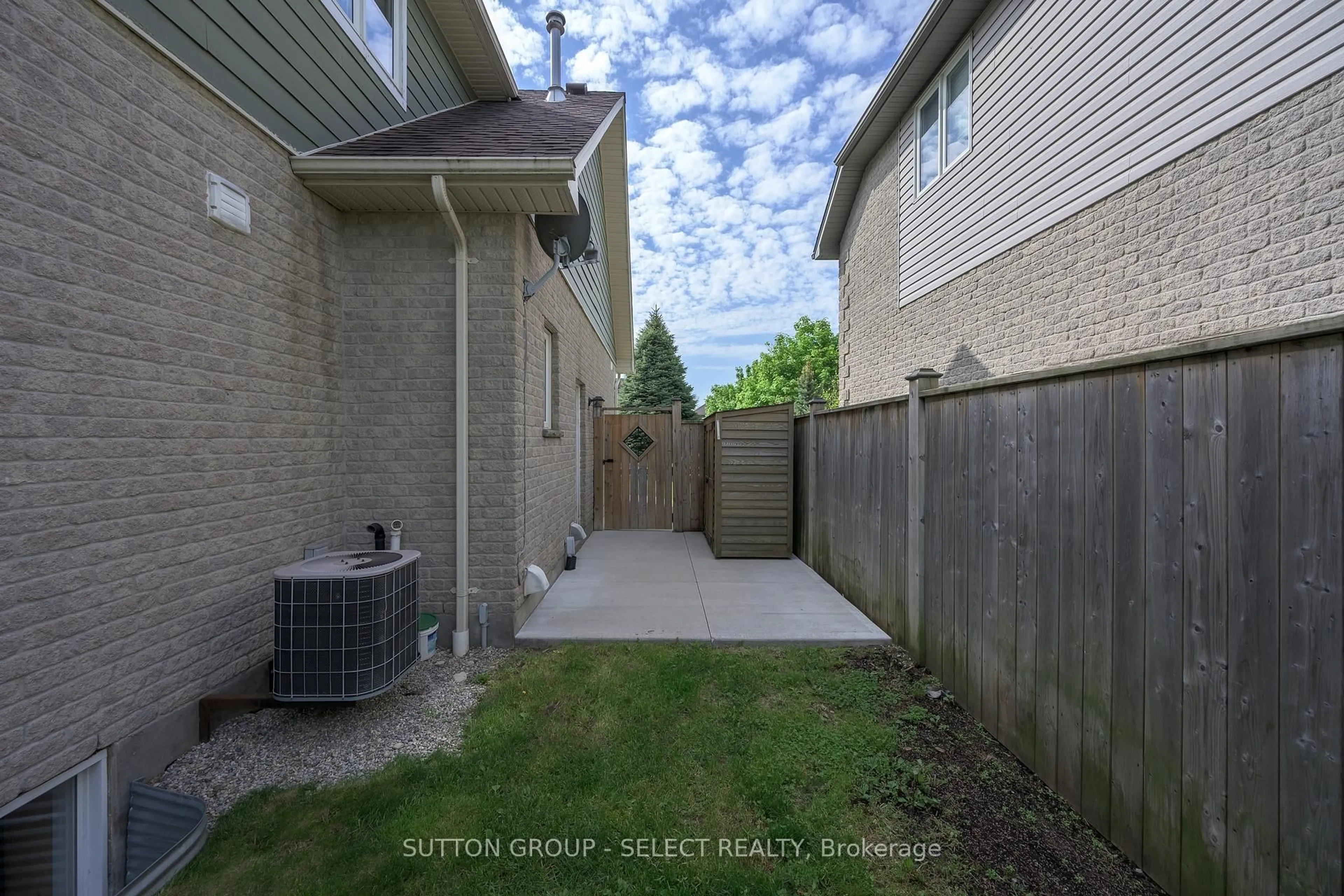 Patio, street for 220 Boyd Blvd, Zorra Ontario N0M 2M0
