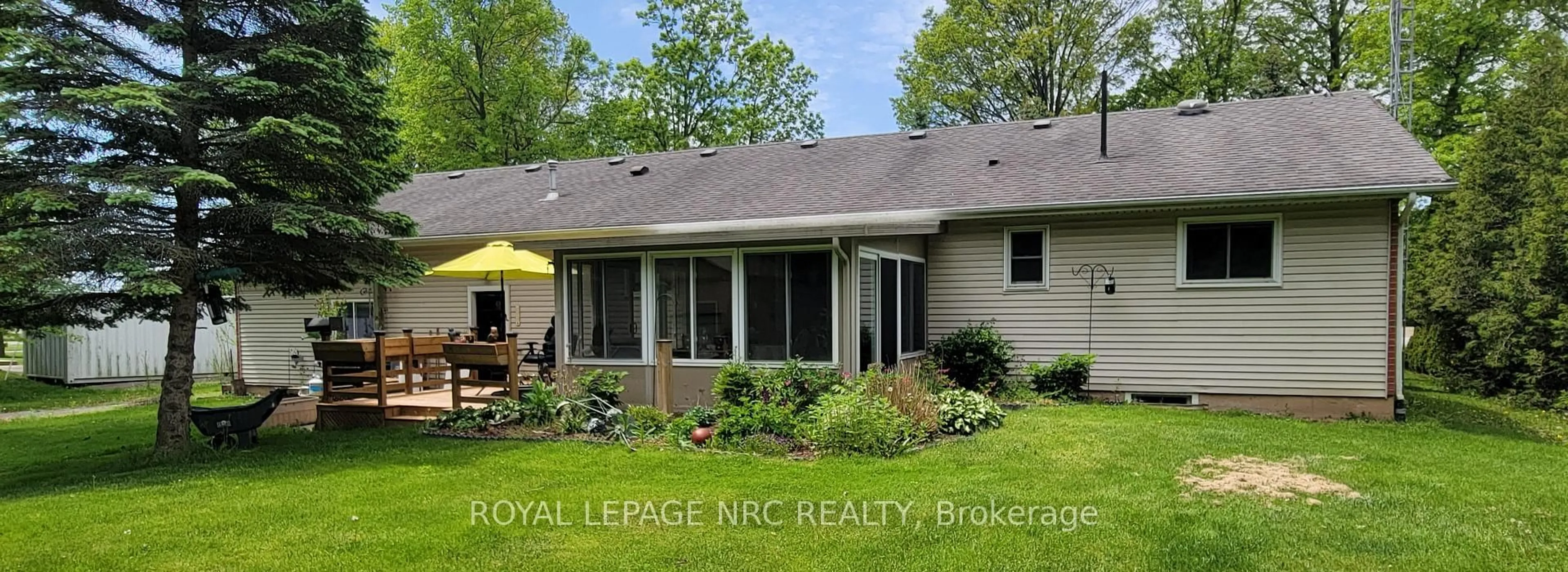Home with vinyl exterior material, street for 270 Doans Ridge Rd, Welland Ontario L3B 5N7