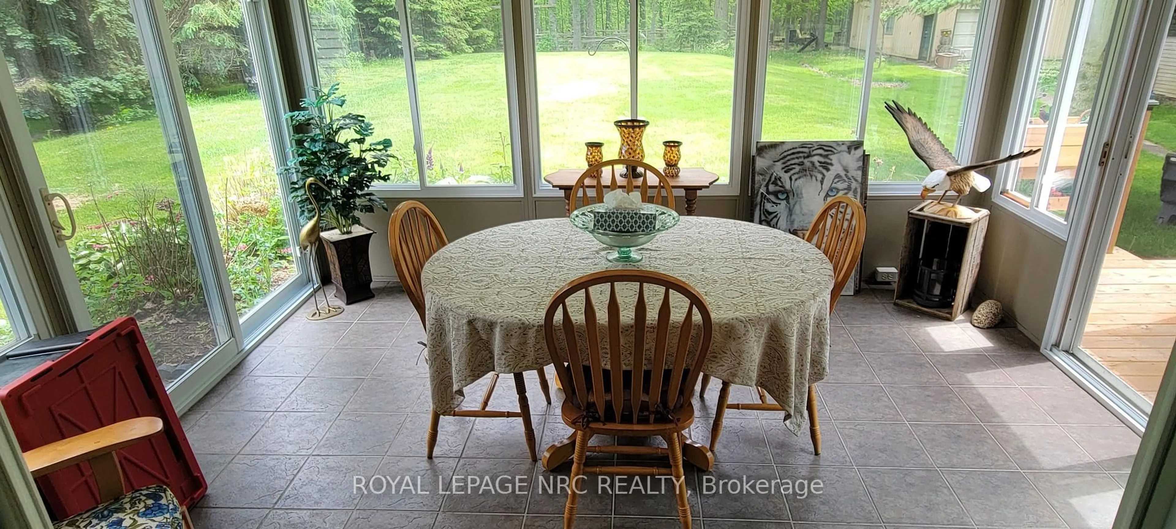 Dining room, wood/laminate floor for 270 Doans Ridge Rd, Welland Ontario L3B 5N7