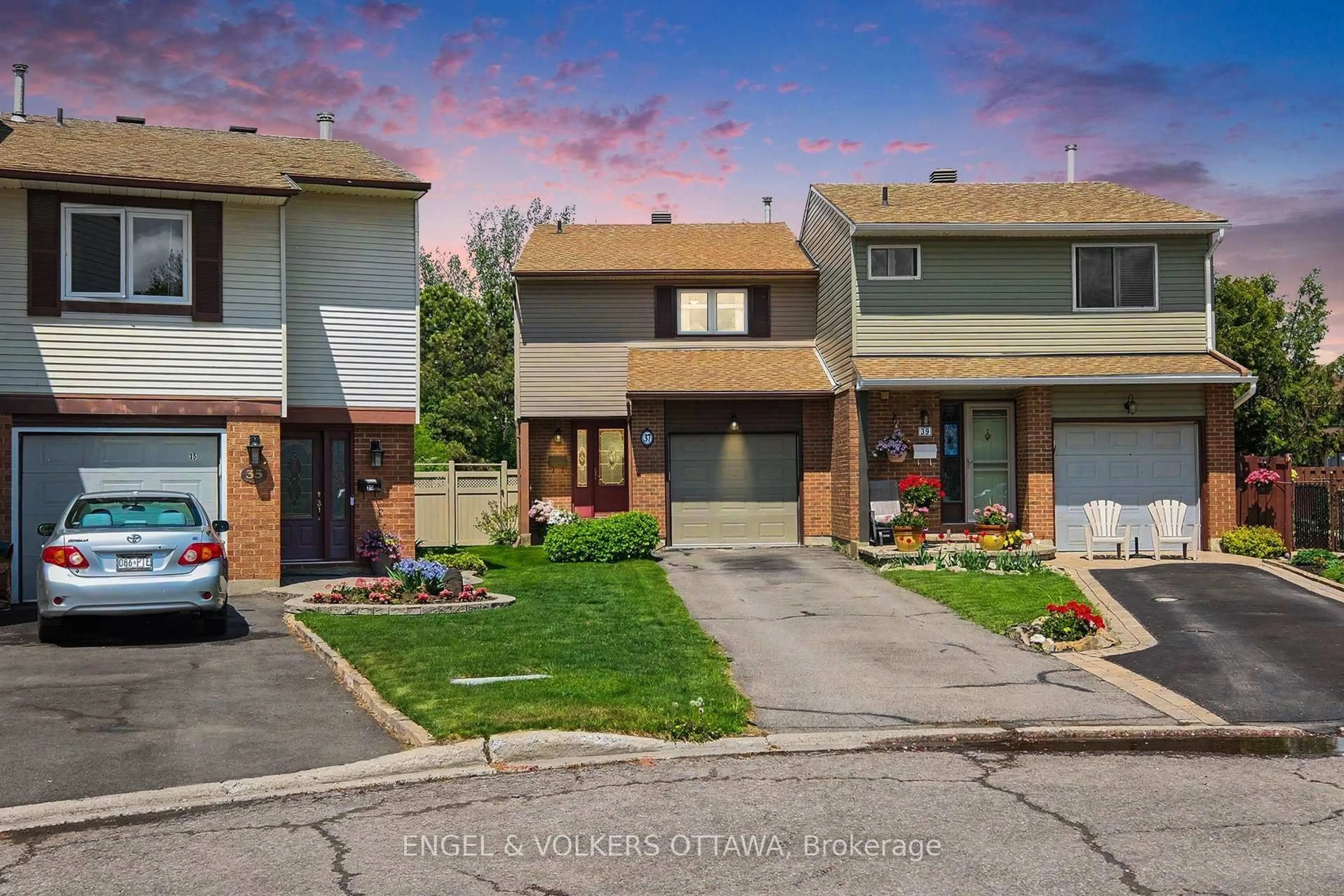 A pic from outside/outdoor area/front of a property/back of a property/a pic from drone, street for 37 Gentle Gate Cres, Ottawa Ontario K1T 1Z9