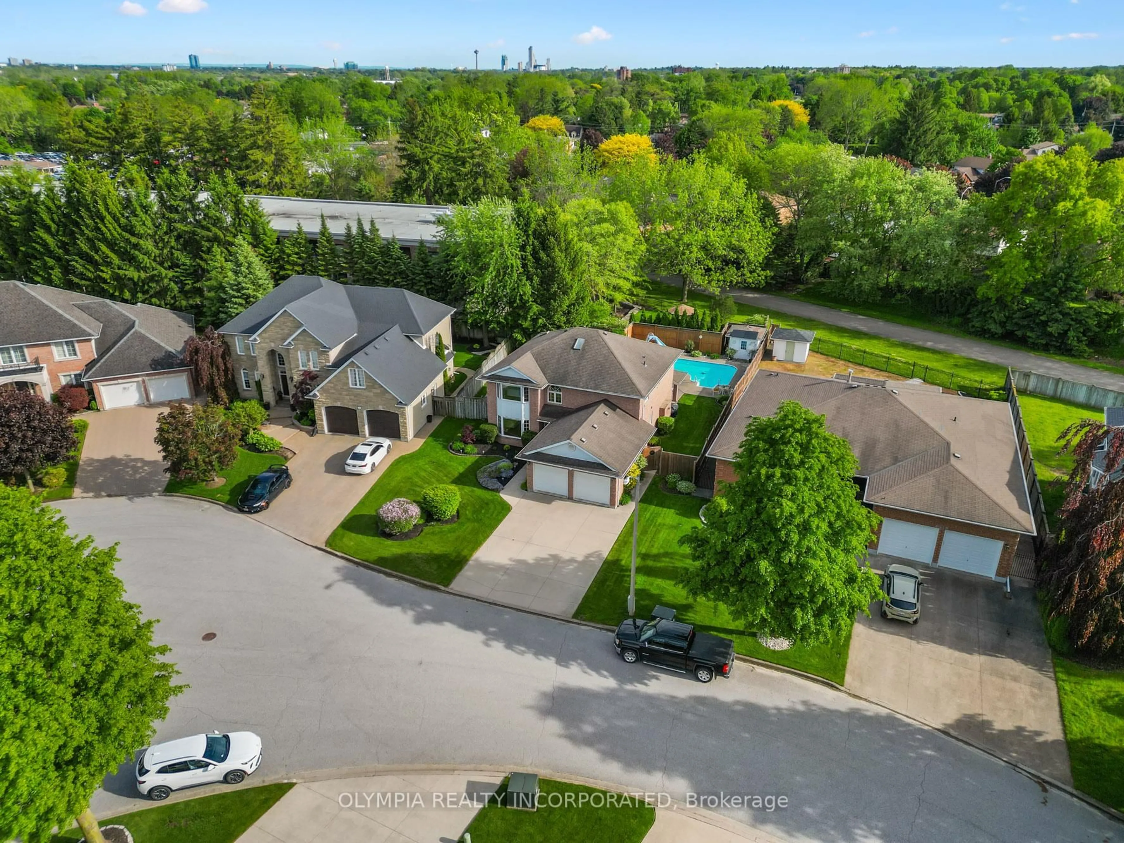 A pic from outside/outdoor area/front of a property/back of a property/a pic from drone, unknown for 6304 Emma St, Niagara Falls Ontario L2J 4H2