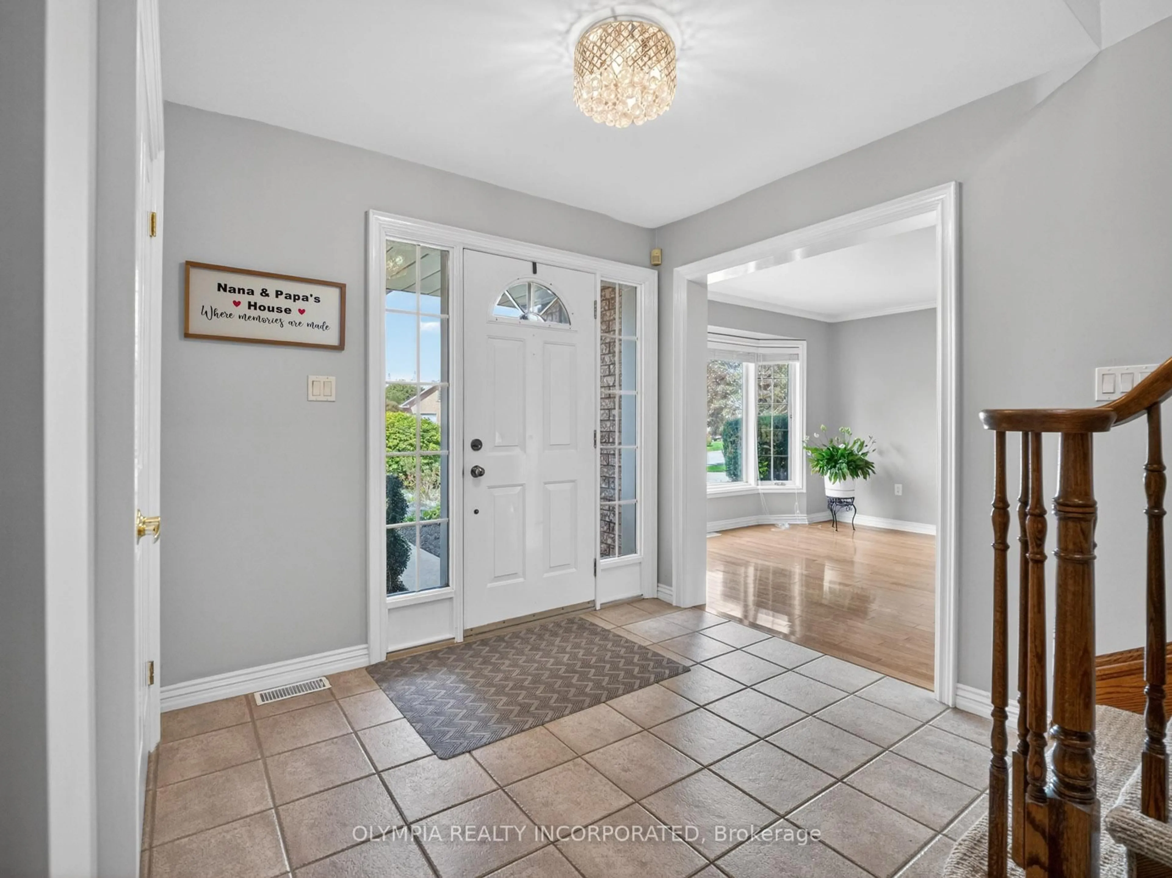 Indoor entryway for 6304 Emma St, Niagara Falls Ontario L2J 4H2