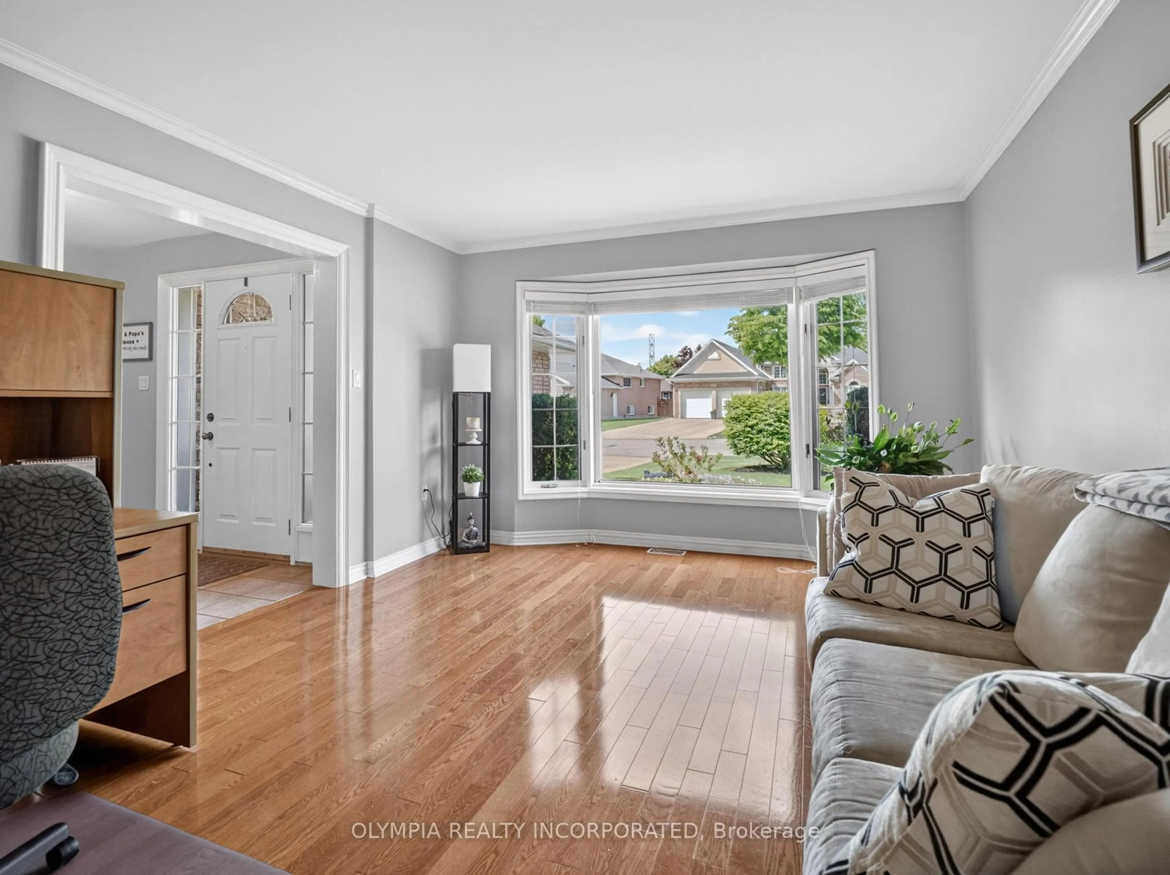 Living room with furniture, unknown for 6304 Emma St, Niagara Falls Ontario L2J 4H2