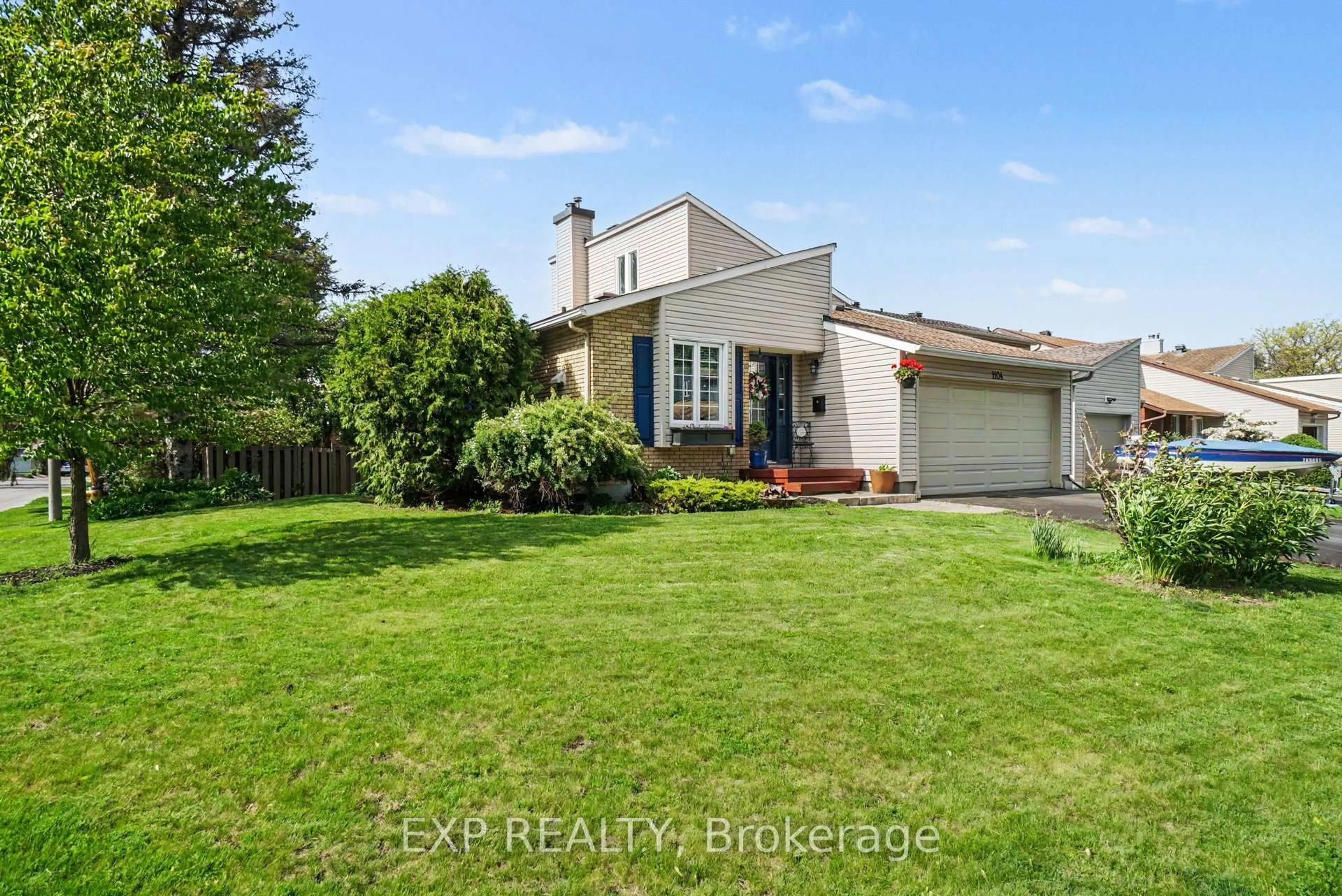 A pic from outside/outdoor area/front of a property/back of a property/a pic from drone, street for 1104 Chateau Cres, Ottawa Ontario K1C 2E1