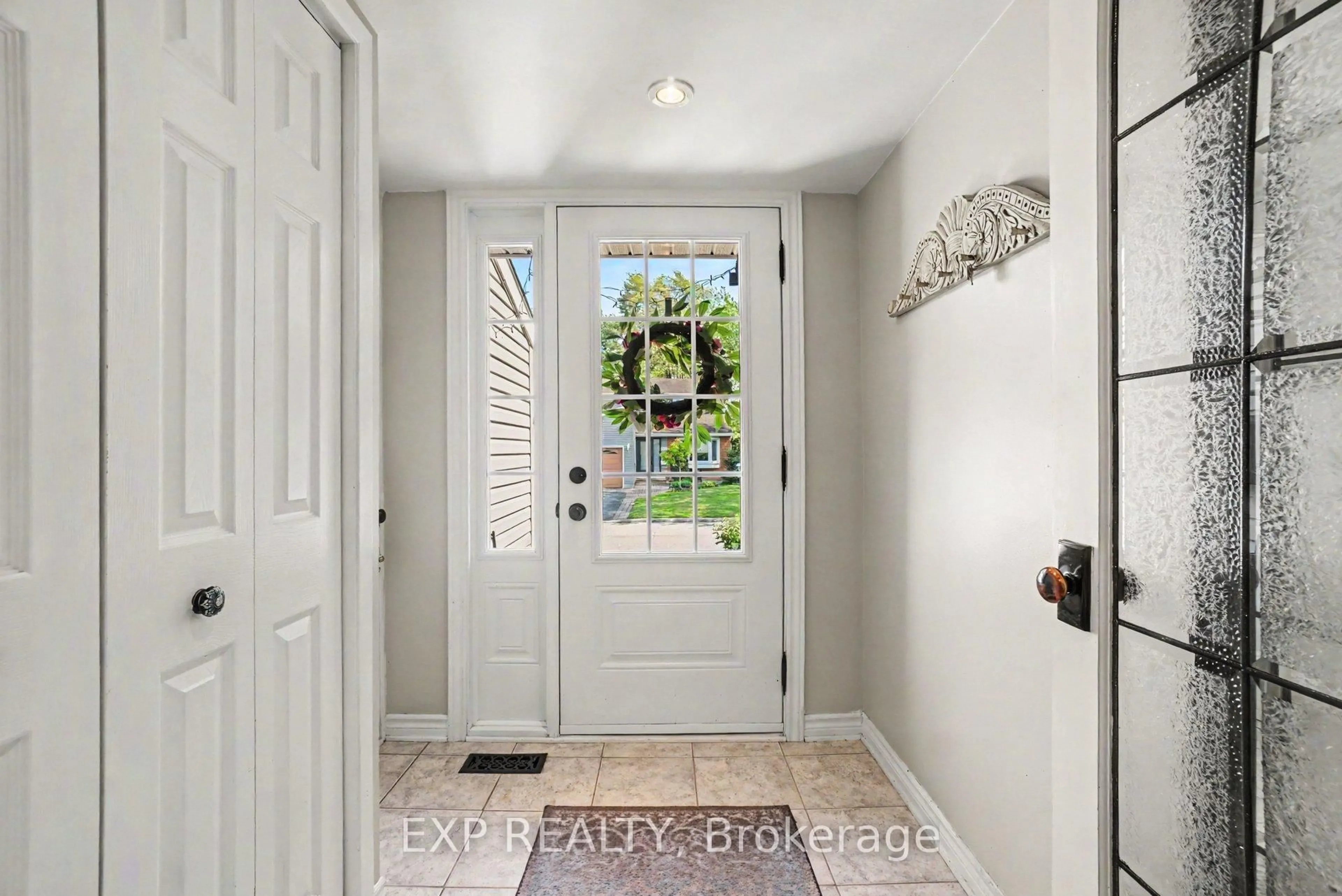 Indoor entryway for 1104 Chateau Cres, Ottawa Ontario K1C 2E1