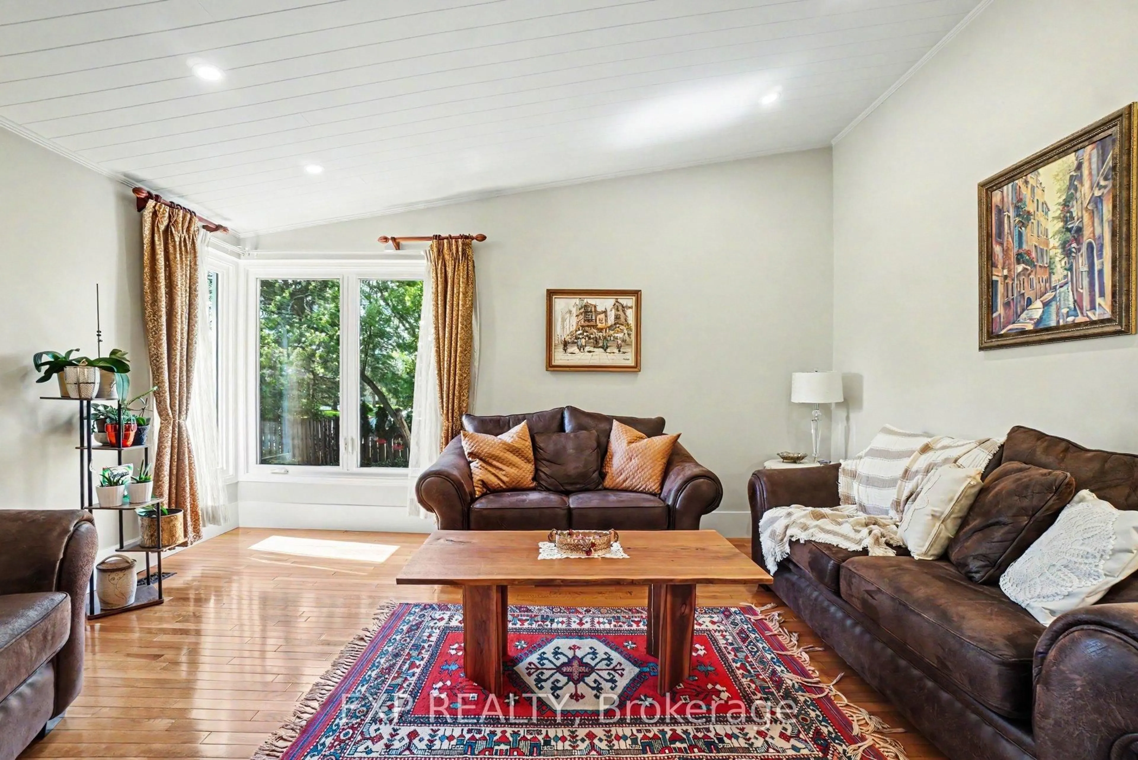 Living room with furniture, wood/laminate floor for 1104 Chateau Cres, Ottawa Ontario K1C 2E1