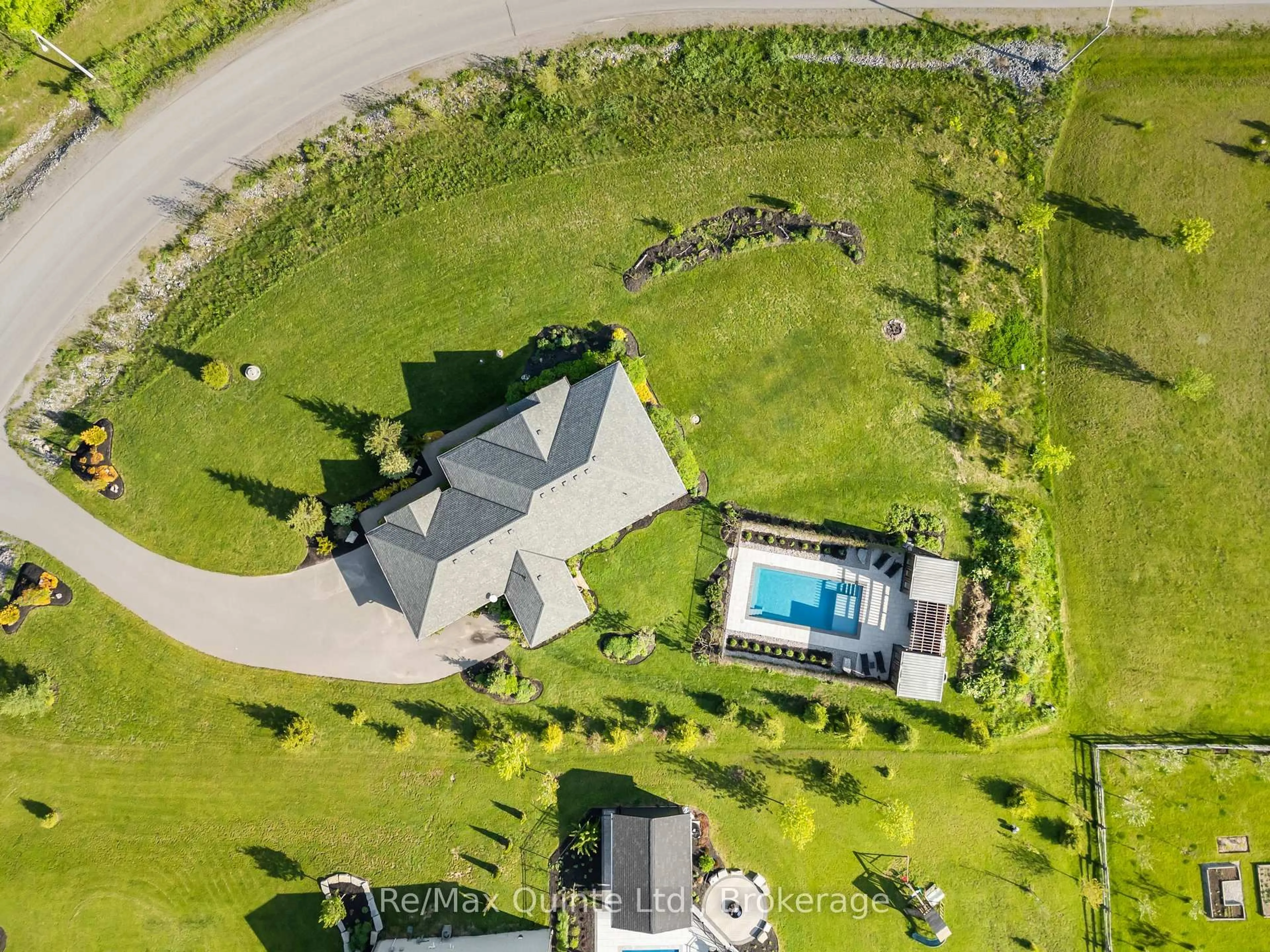 A pic from outside/outdoor area/front of a property/back of a property/a pic from drone, street for 68 Hiddenvalley Dr, Belleville Ontario K0K 2V0