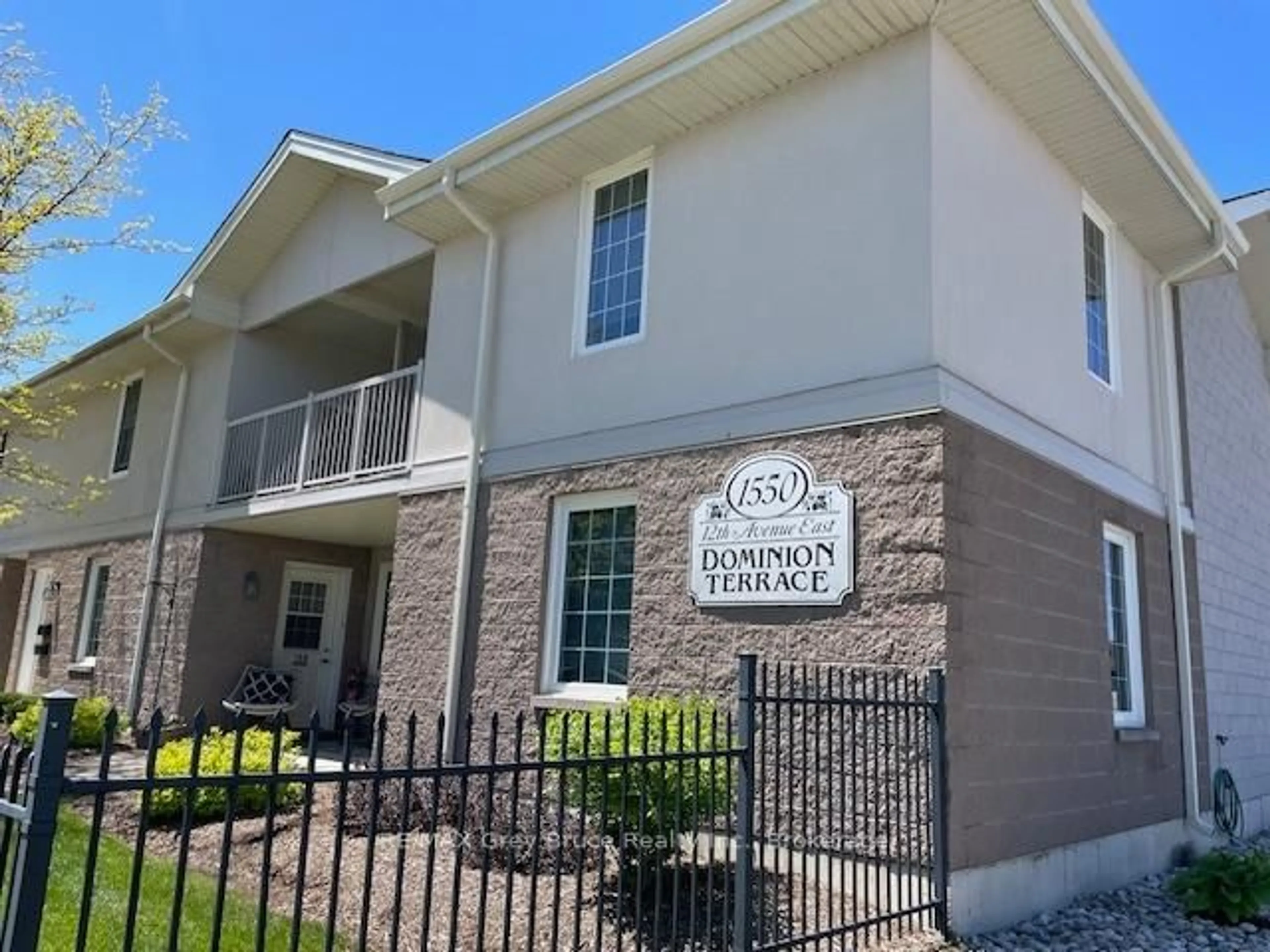 Home with vinyl exterior material, building for 1550 12th Ave #204, Owen Sound Ontario N4K 6Z3