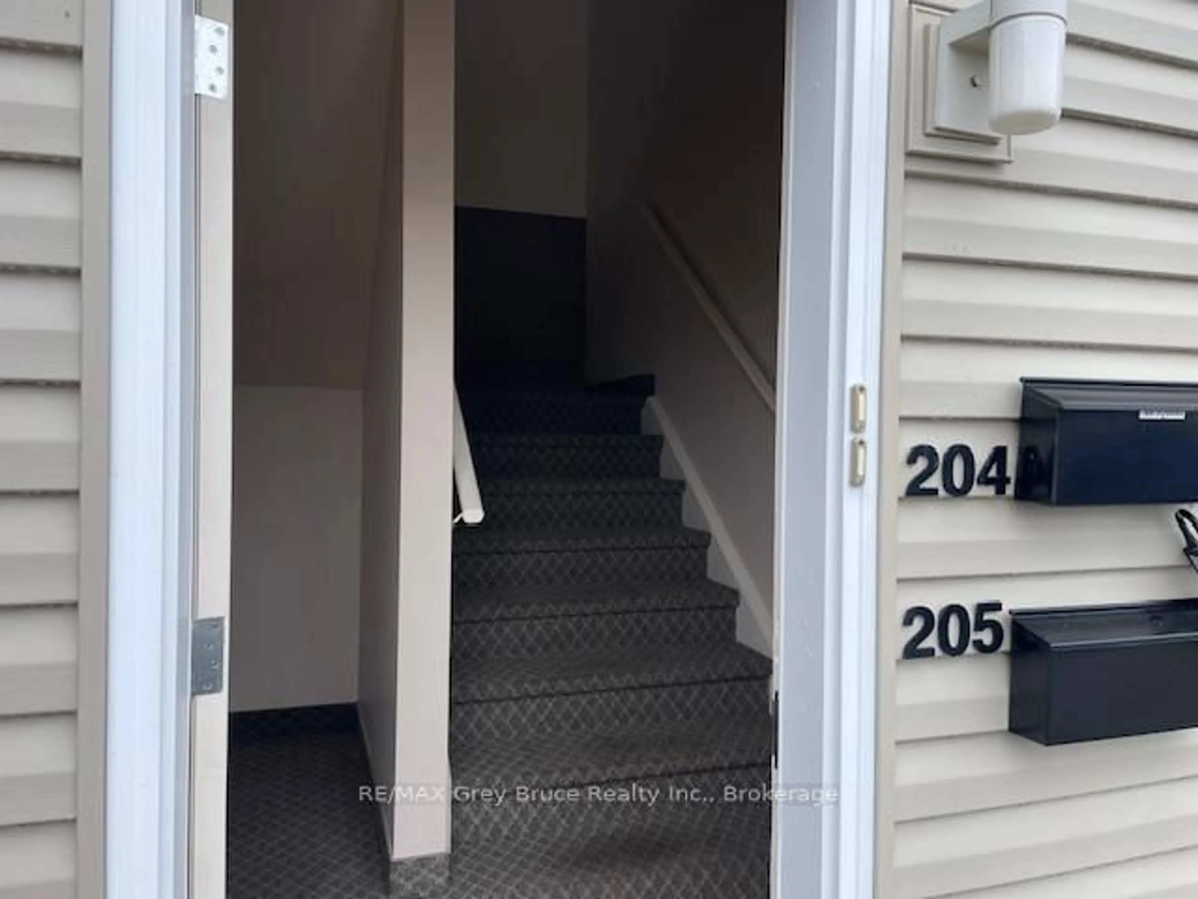 Indoor foyer for 1550 12th Ave #204, Owen Sound Ontario N4K 6Z3