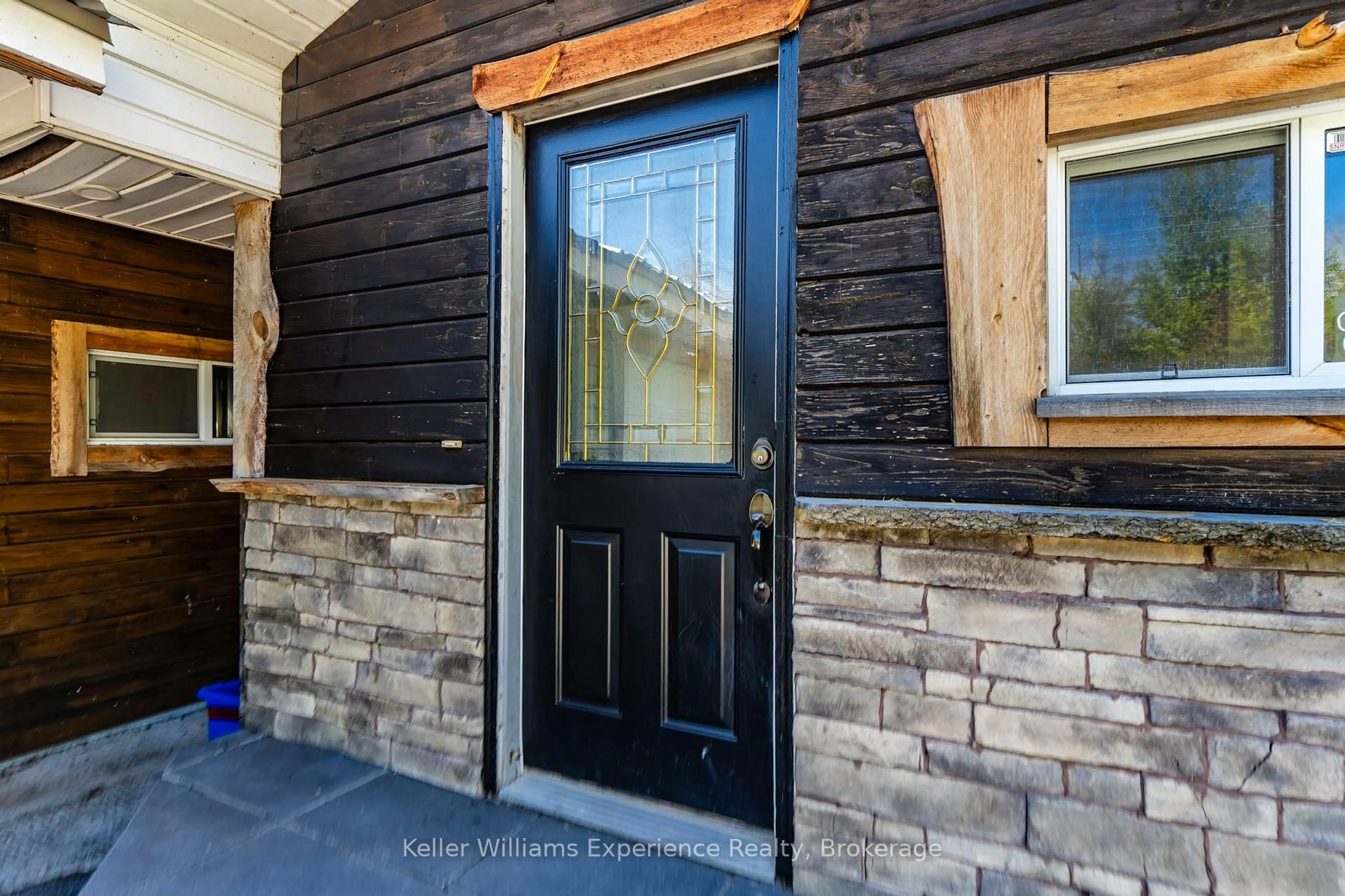 Indoor entryway for 8 Robins Lane, Kawartha Lakes Ontario L0K 1W0
