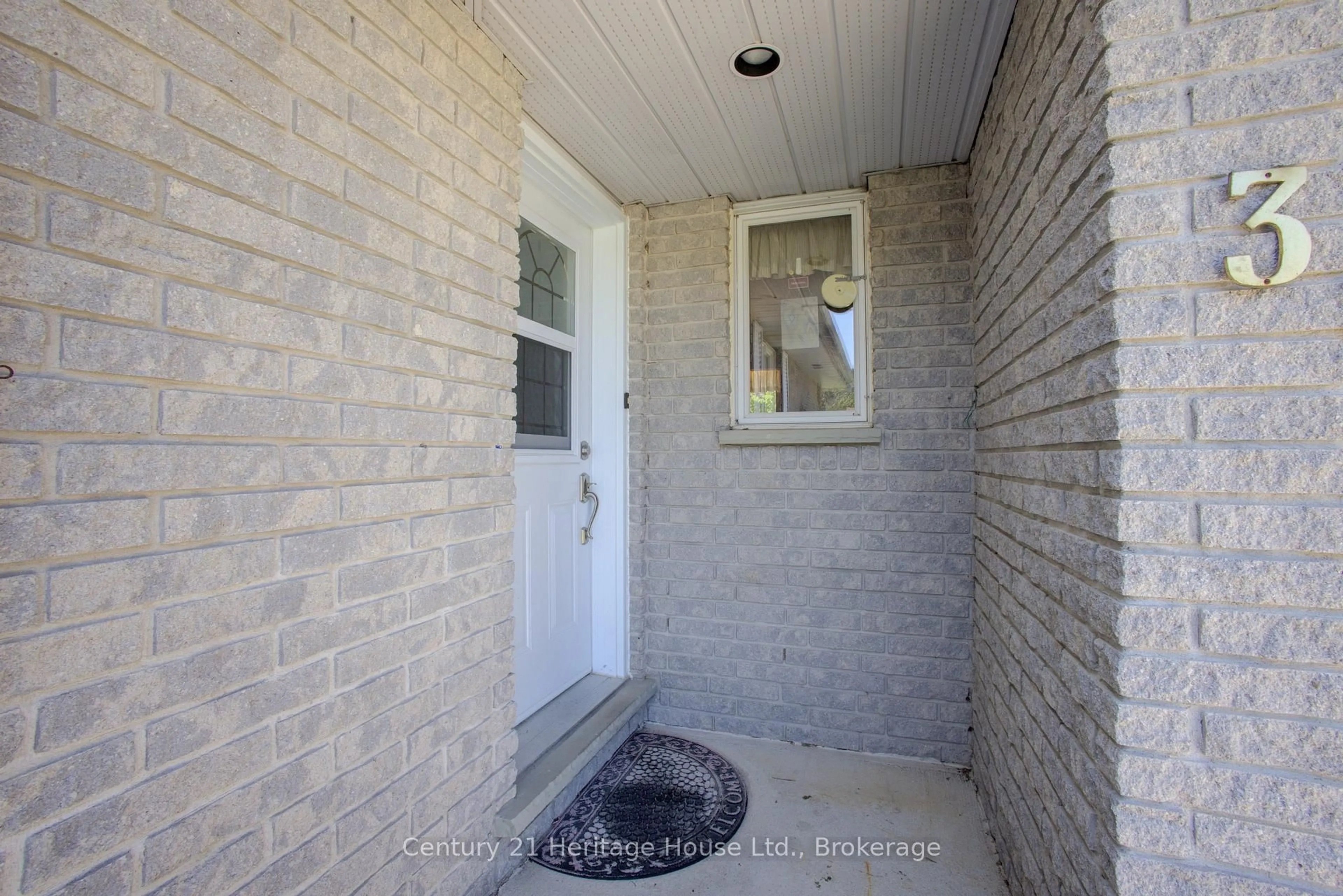 Indoor entryway for 320 Arthur St, West Grey Ontario N0G 1R0
