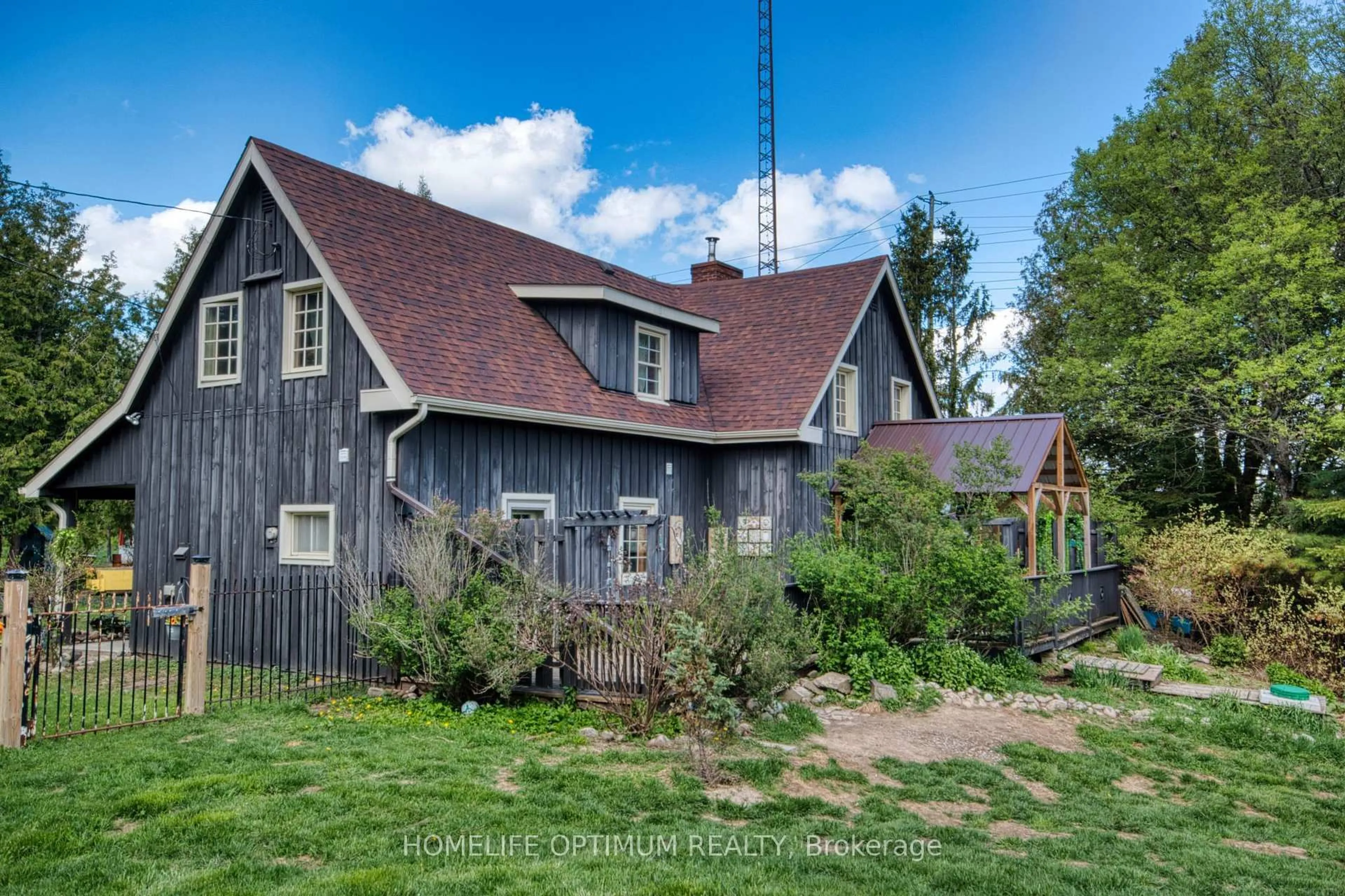 A pic from outside/outdoor area/front of a property/back of a property/a pic from drone, unknown for 41 Allensville Rd, Huntsville Ontario P0B 1M0