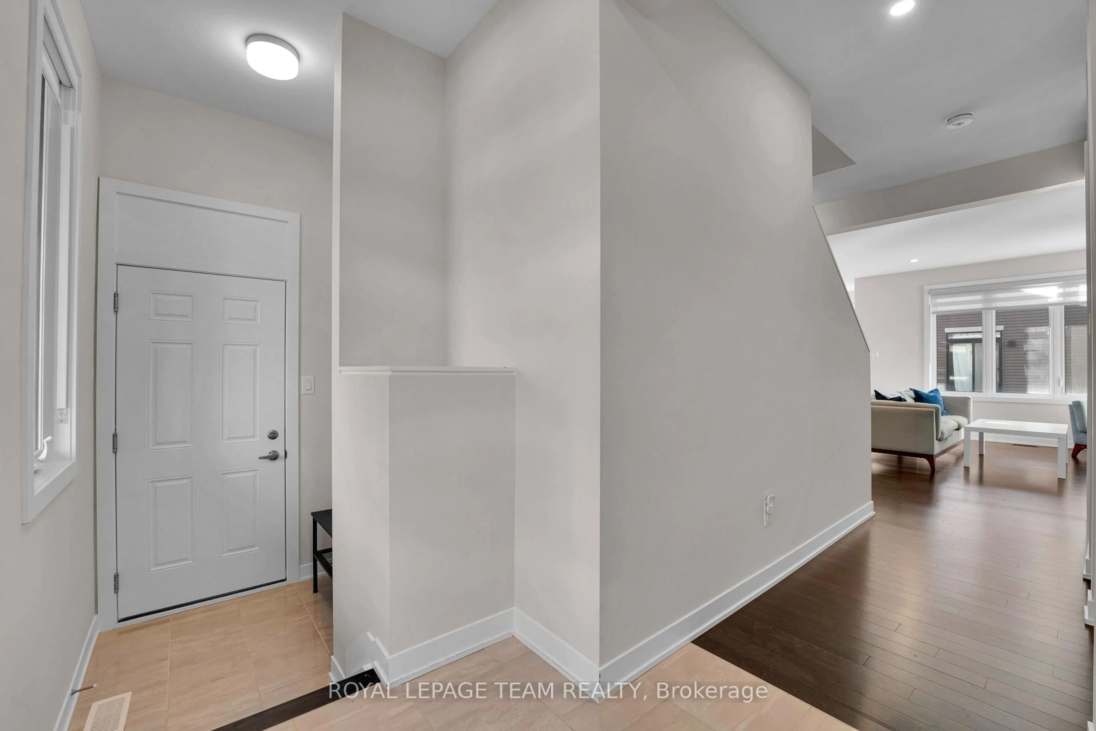 Indoor entryway for 364 Peninsula Rd, Ottawa Ontario K2J 7L9