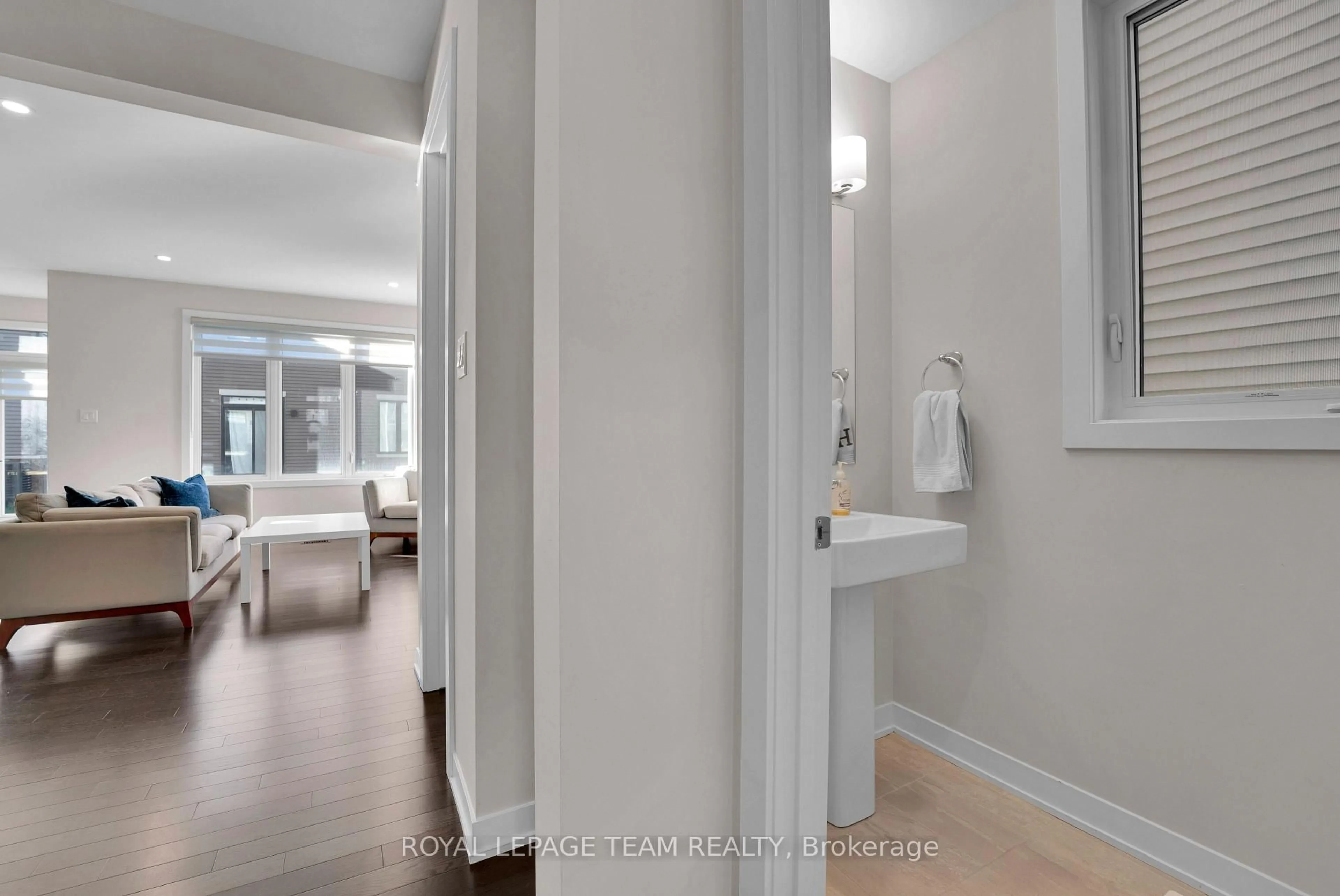 Indoor entryway for 364 Peninsula Rd, Ottawa Ontario K2J 7L9