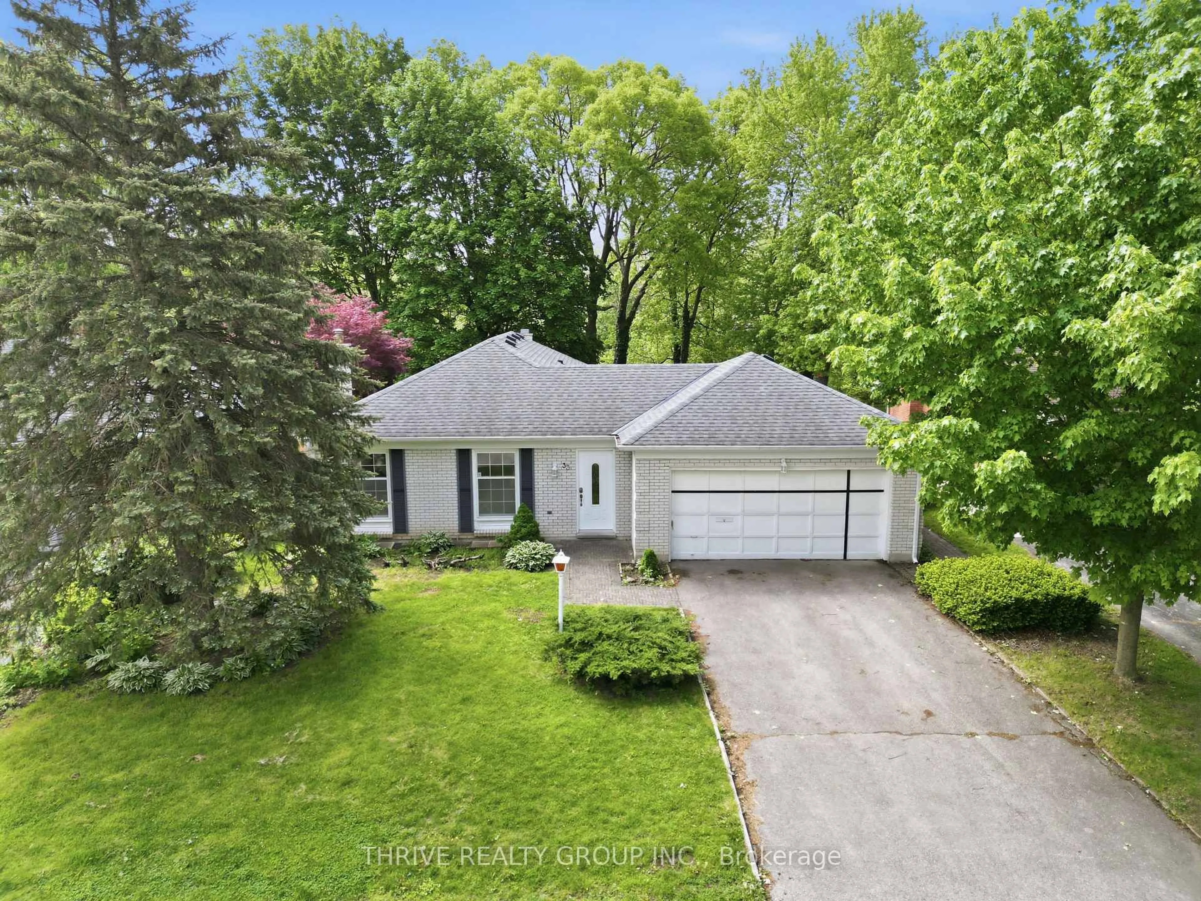 A pic from outside/outdoor area/front of a property/back of a property/a pic from drone, street for 33 Benson Cres, London North Ontario N5X 2B1