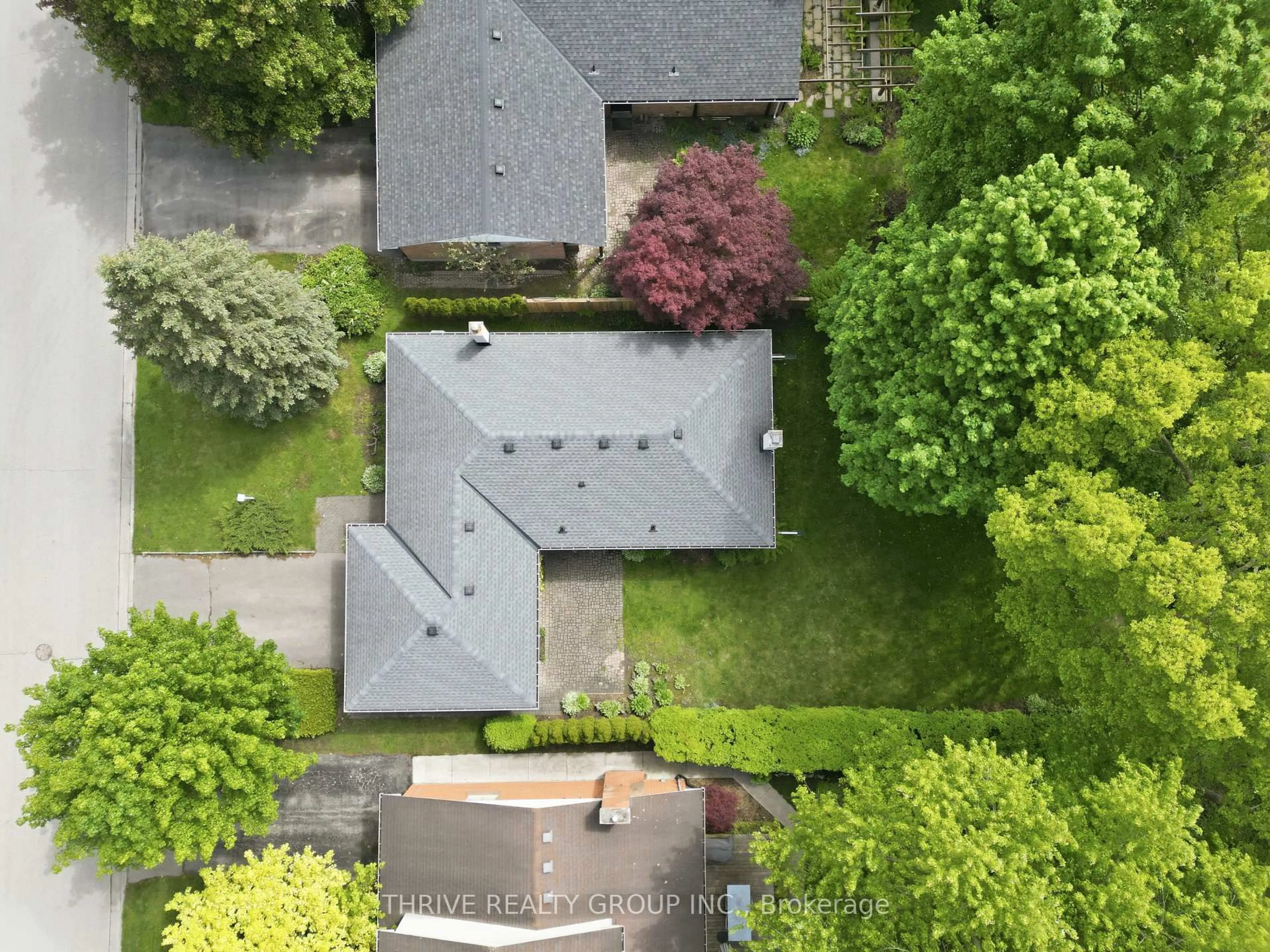 A pic from outside/outdoor area/front of a property/back of a property/a pic from drone, street for 33 Benson Cres, London North Ontario N5X 2B1