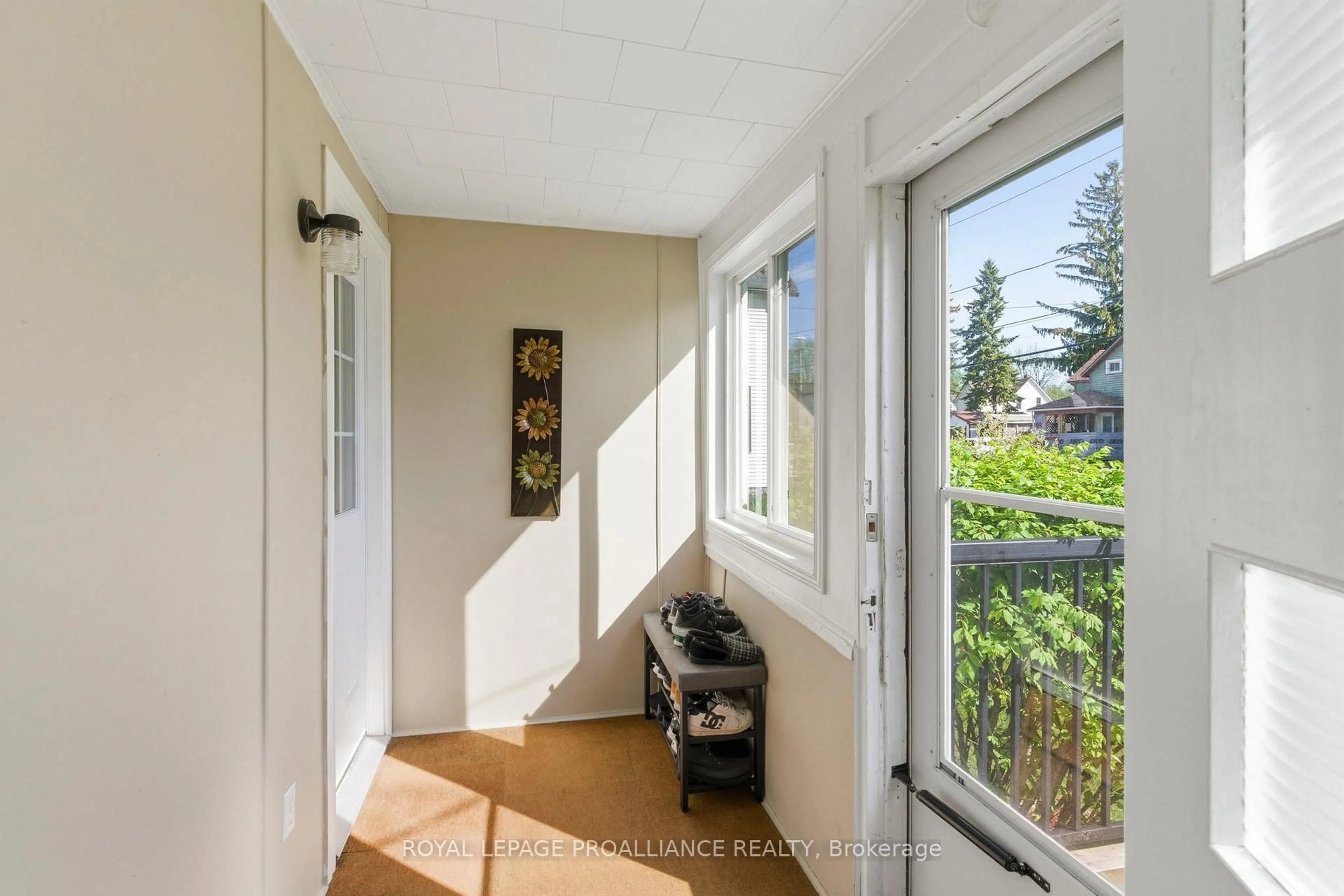 Indoor entryway for 96 Cedar St, Brockville Ontario K6V 5P5