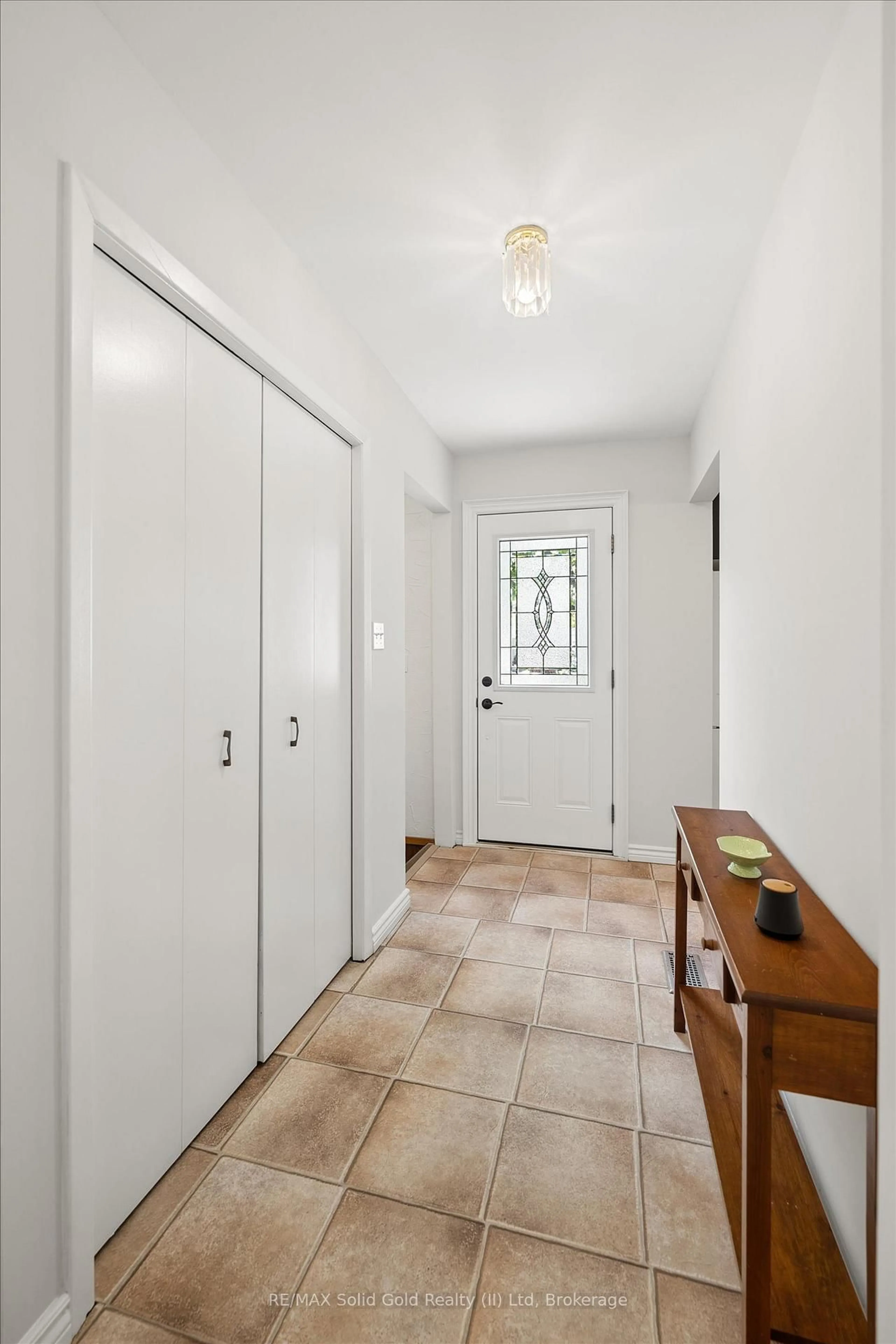 Indoor entryway for 1862 Briarwood Dr, Cambridge Ontario N3H 5A7