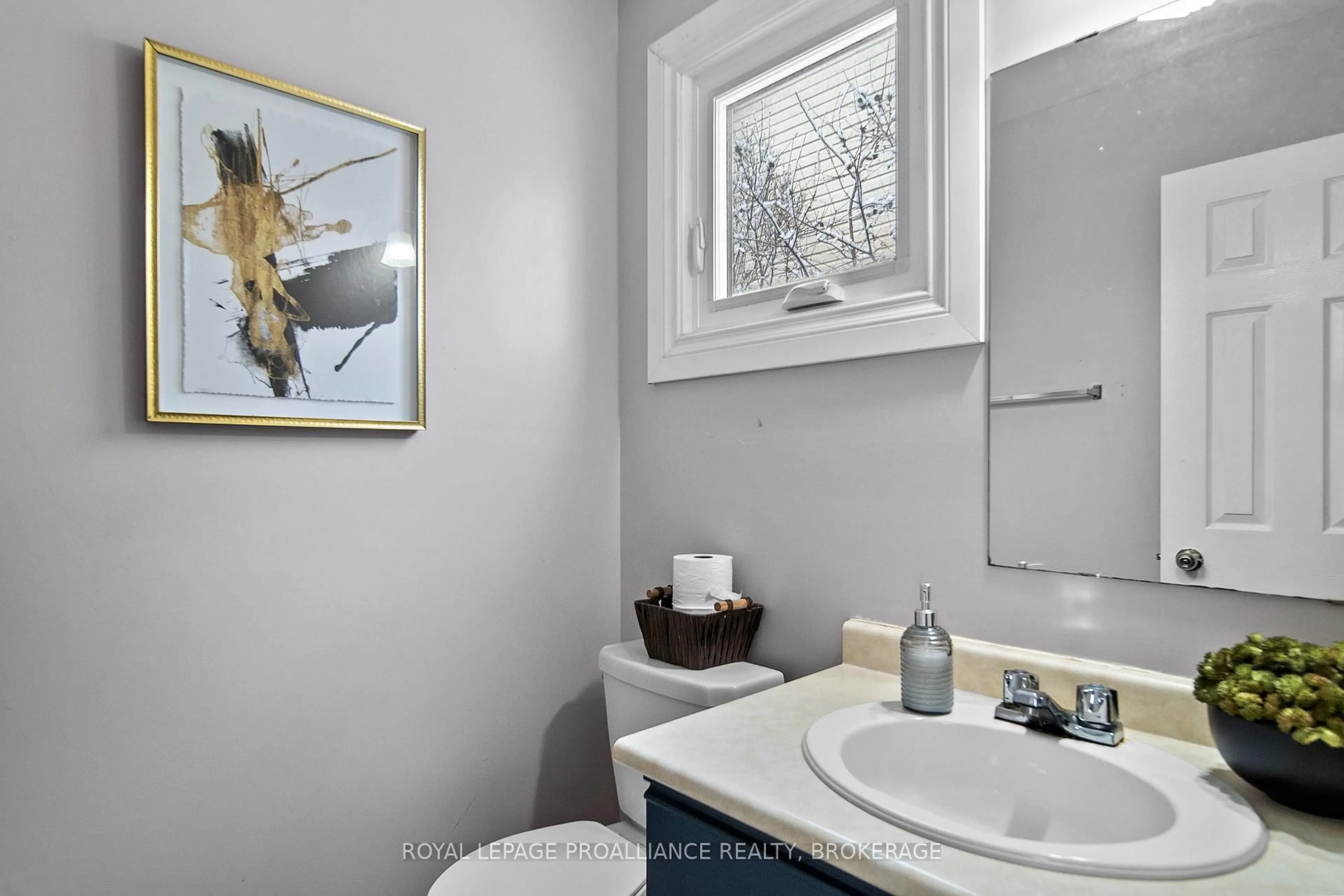 Standard bathroom, ceramic/tile floor for 4 Balmoral Crt, Kingston Ontario K7M 7S9