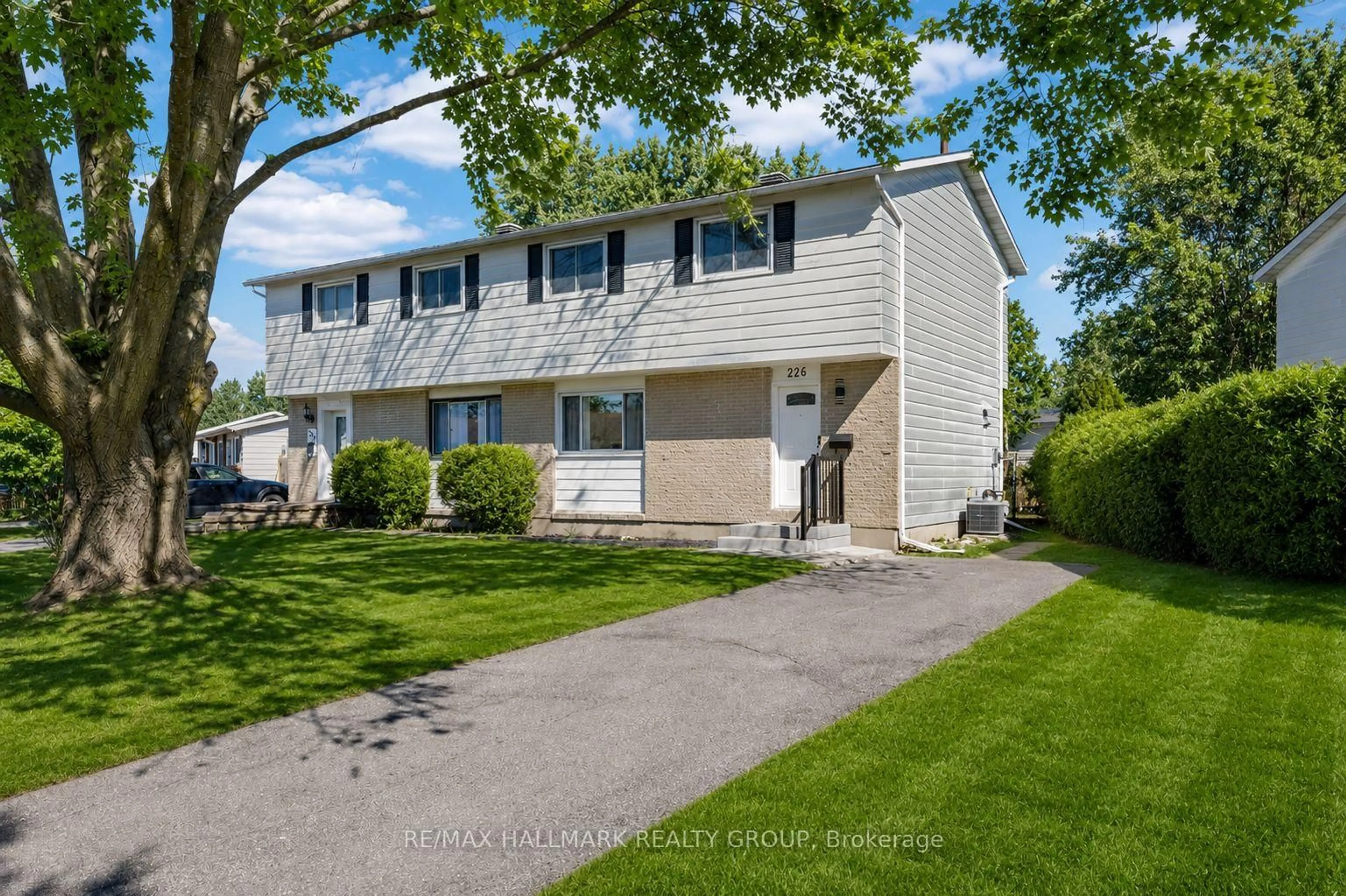 A pic from outside/outdoor area/front of a property/back of a property/a pic from drone, street for 226 Old Colony Rd, Ottawa Ontario K2L 1M7