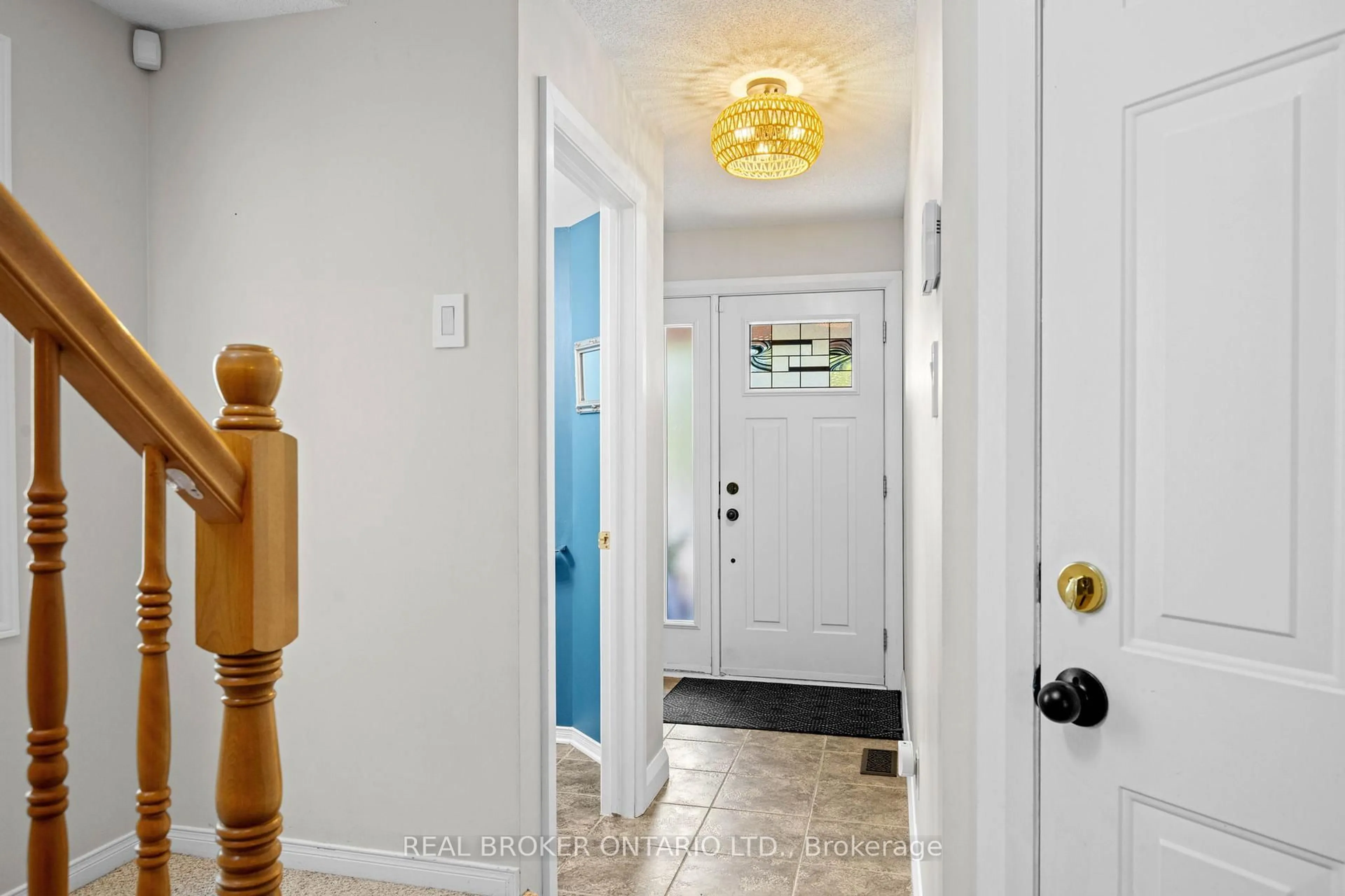 Indoor entryway for 25 Steel St, Ottawa Ontario K1J 8V4