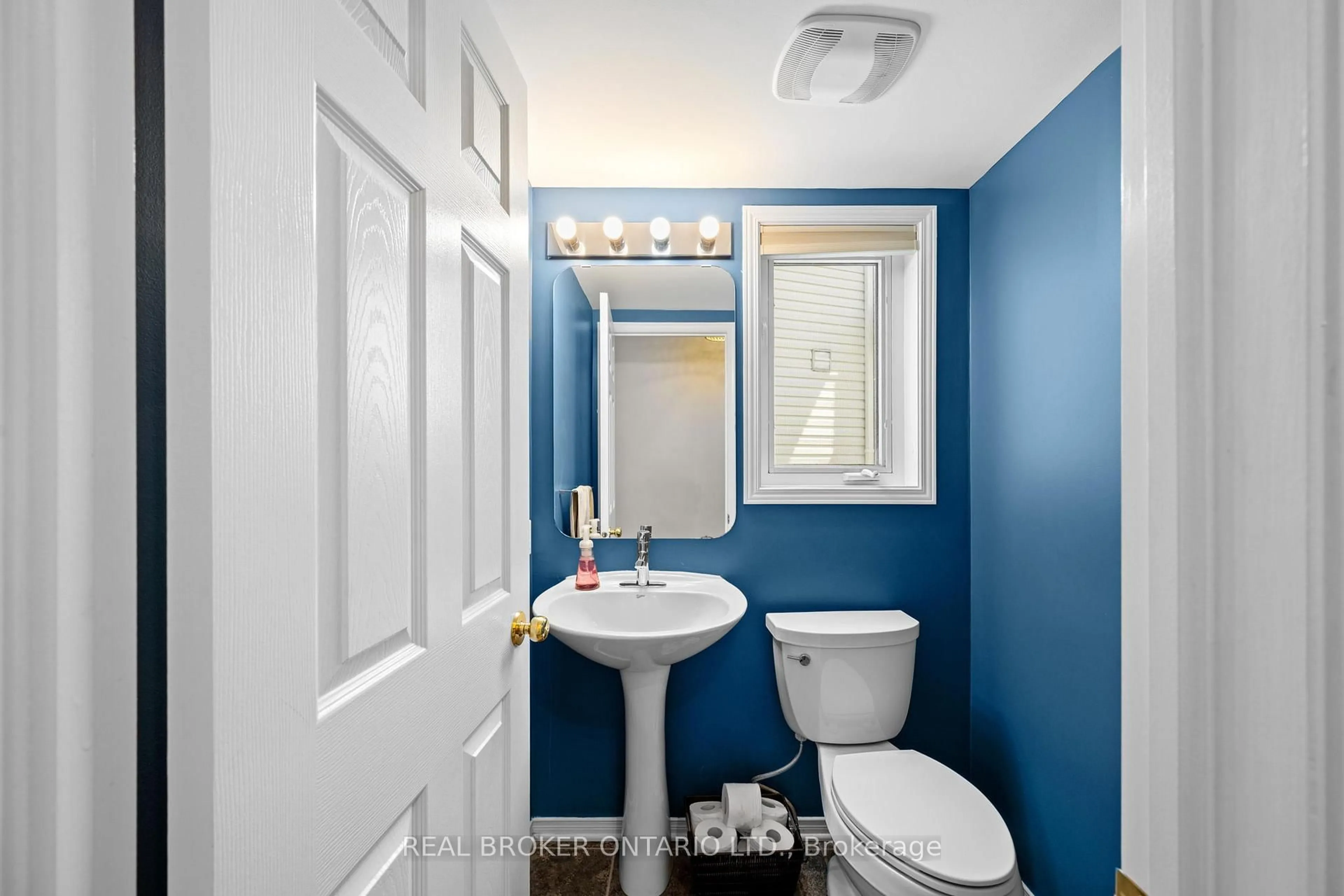 Standard bathroom, ceramic/tile floor for 25 Steel St, Ottawa Ontario K1J 8V4