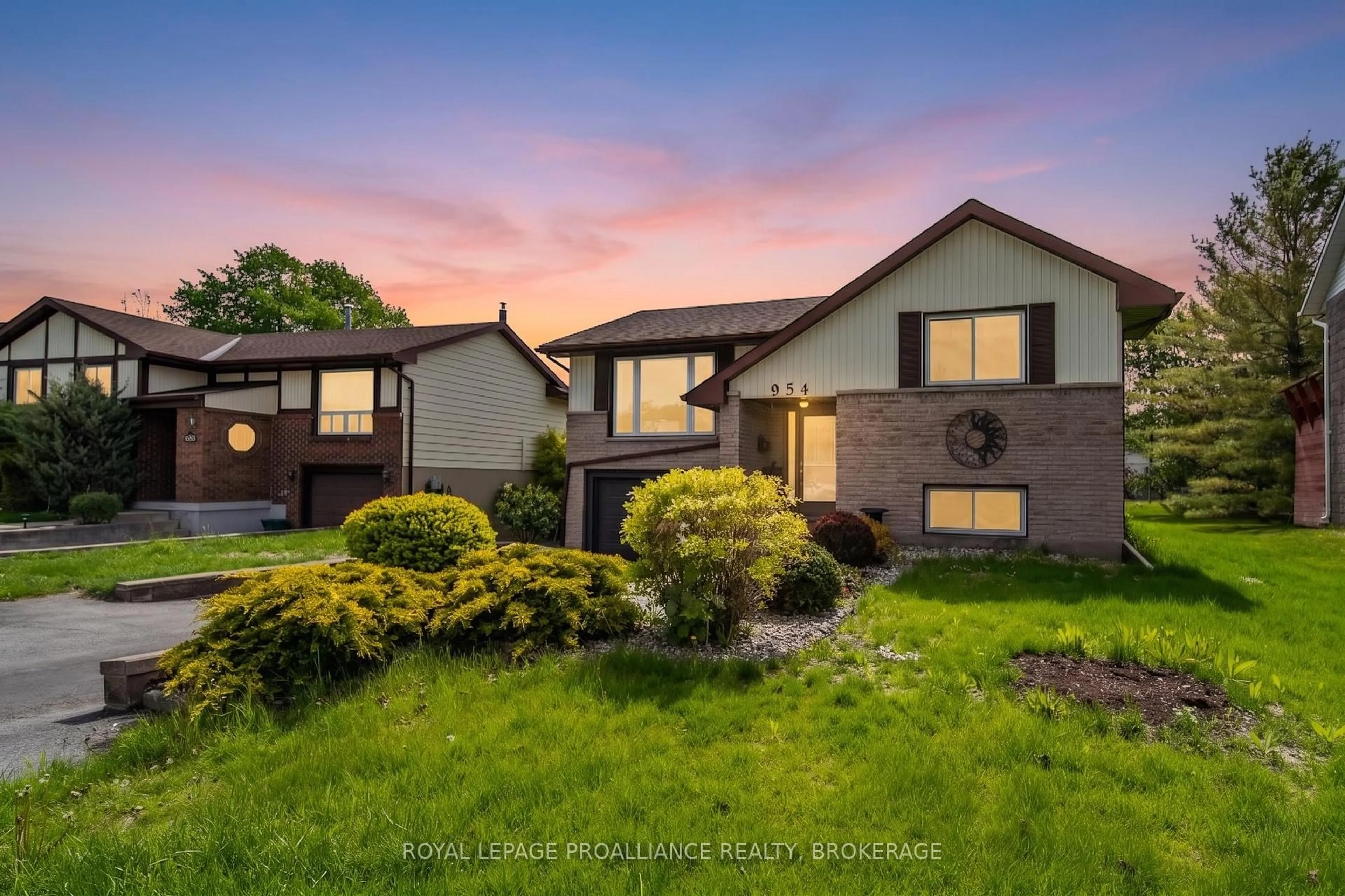 A pic from outside/outdoor area/front of a property/back of a property/a pic from drone, street for 954 Kenshaw St, Kingston Ontario K7P 1M1