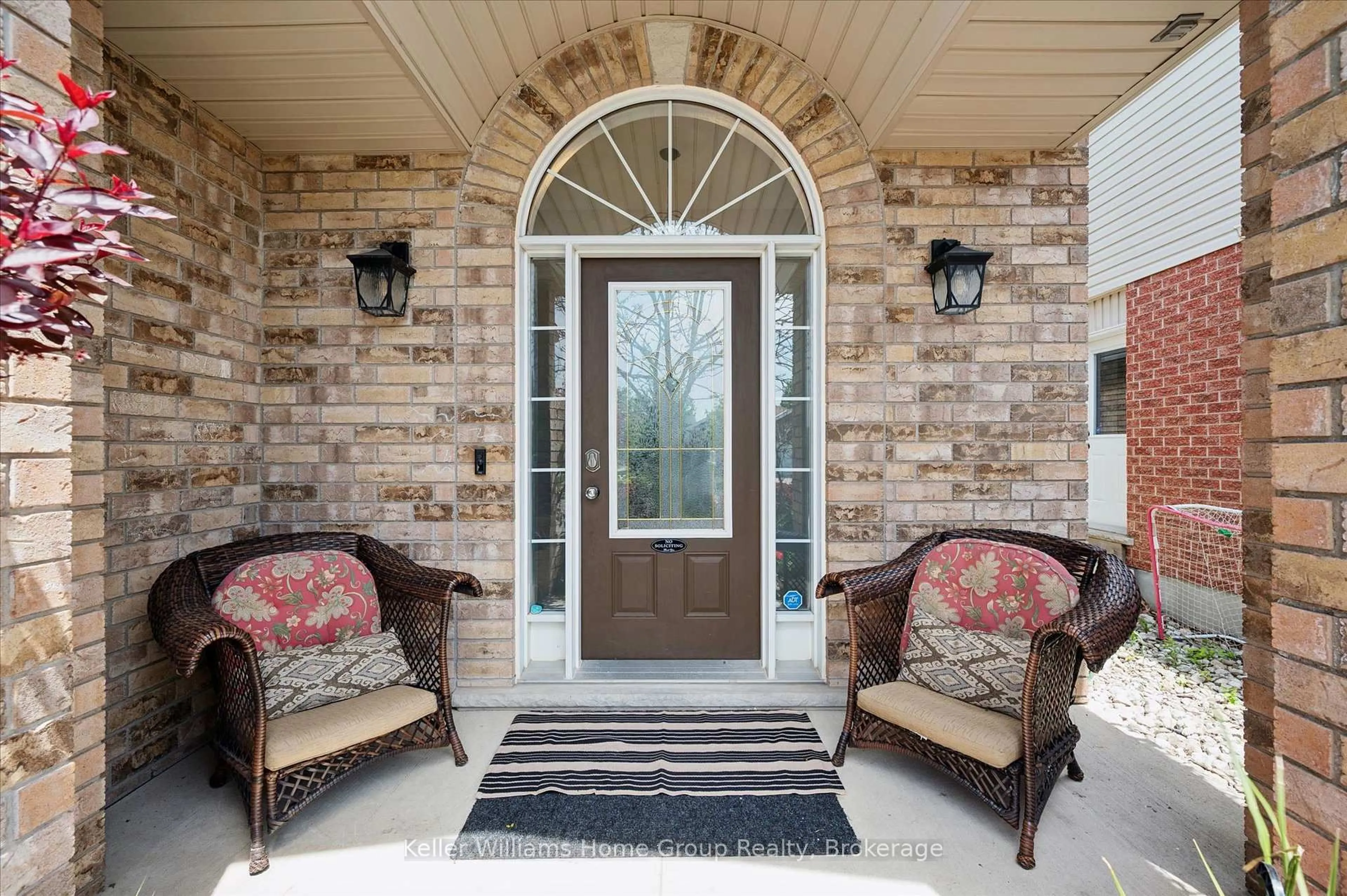 Indoor entryway for 27 Davis St, Guelph Ontario N1E 0A2