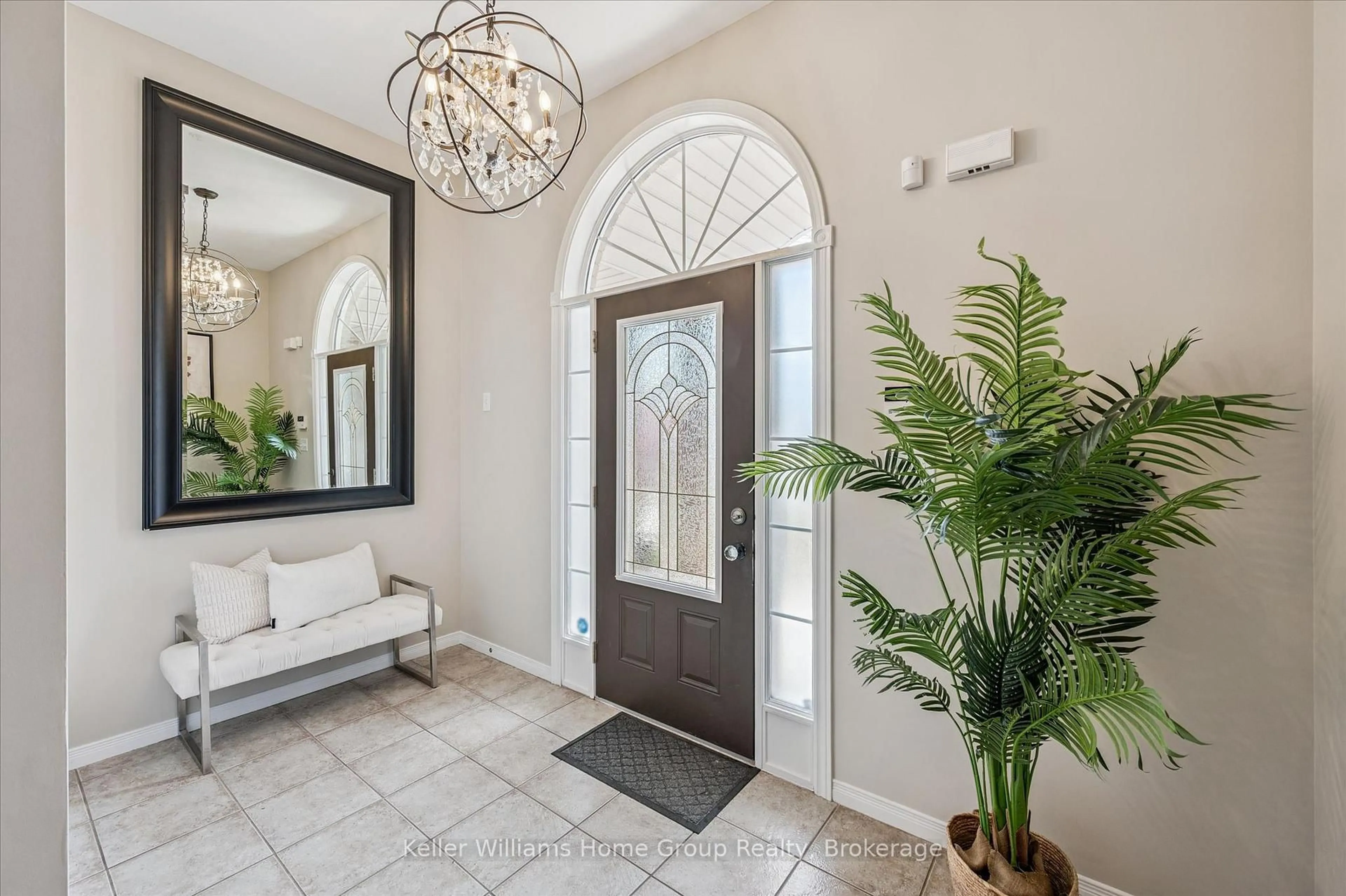 Indoor entryway for 27 Davis St, Guelph Ontario N1E 0A2