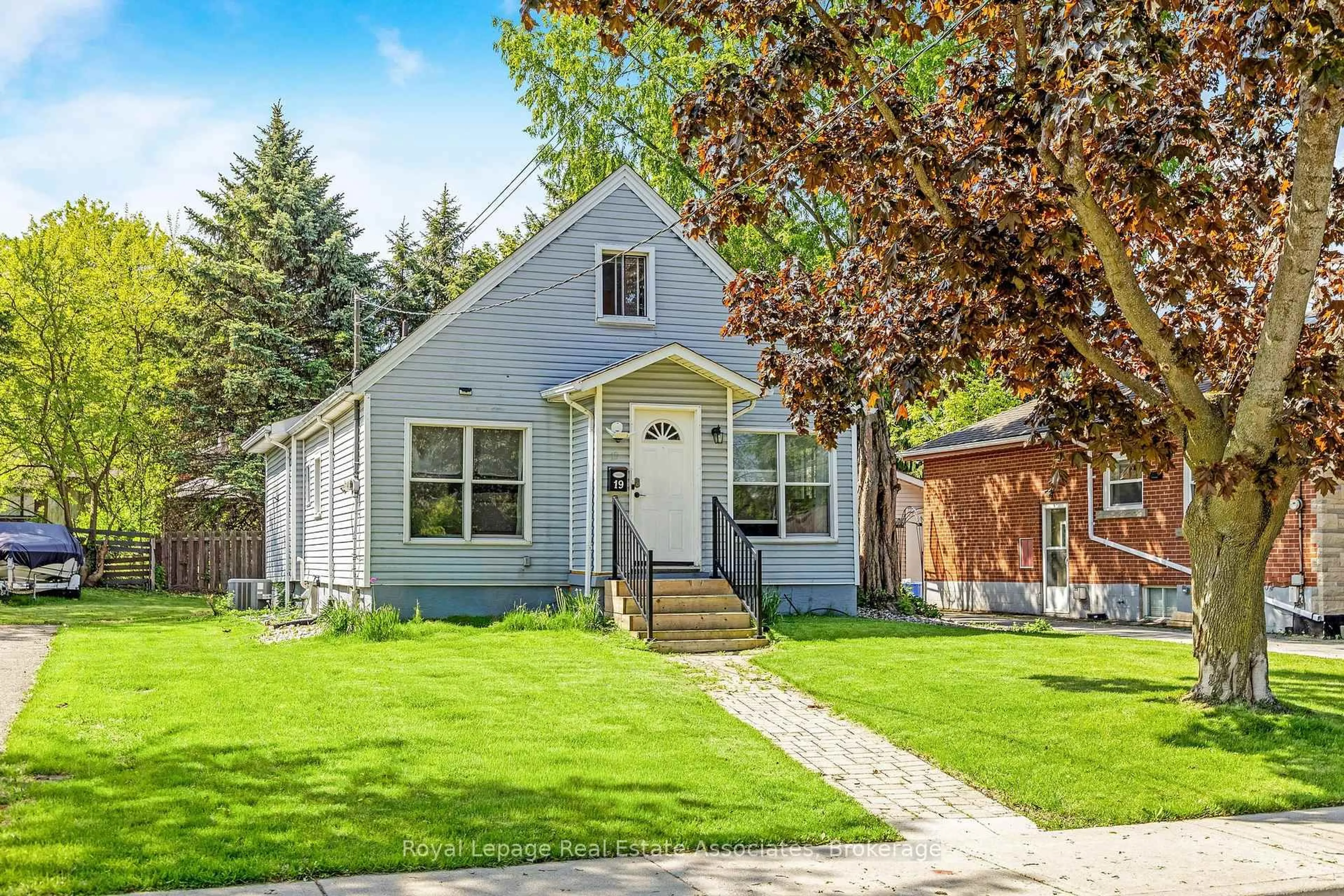 Home with vinyl exterior material, street for 19 Beaucourt Rd, Hamilton Ontario L8S 2R1