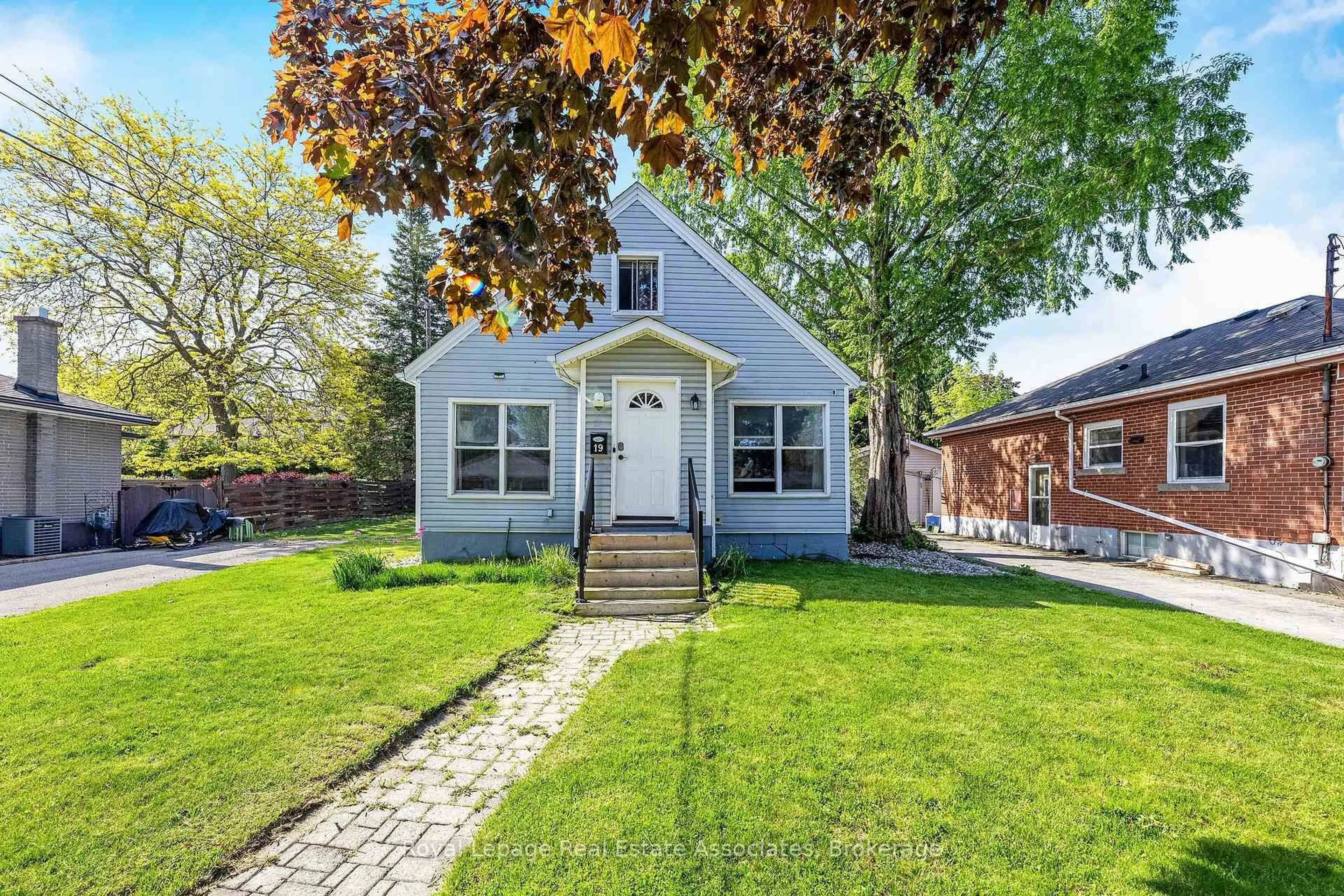 Home with vinyl exterior material, street for 19 Beaucourt Rd, Hamilton Ontario L8S 2R1