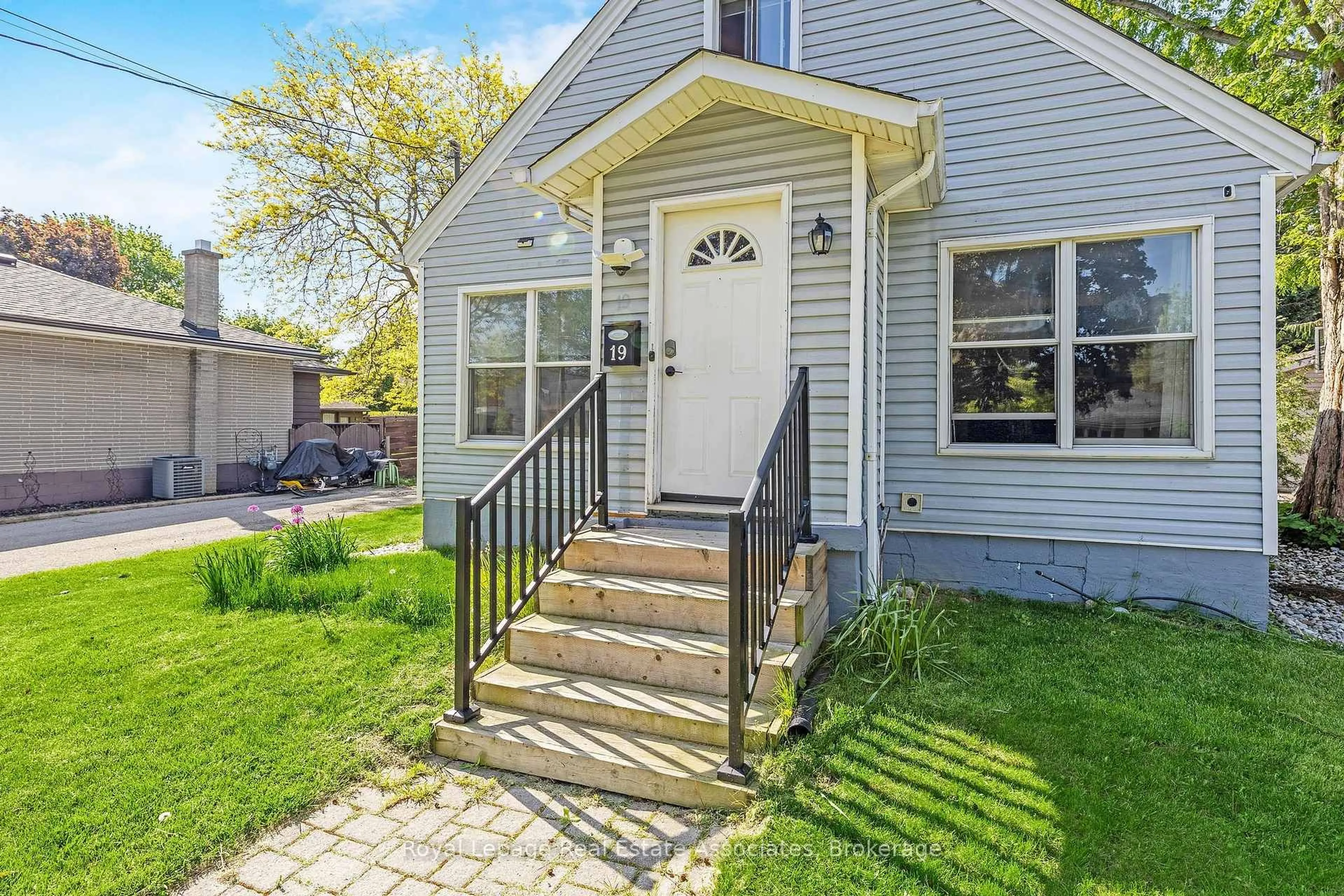 Home with vinyl exterior material, street for 19 Beaucourt Rd, Hamilton Ontario L8S 2R1