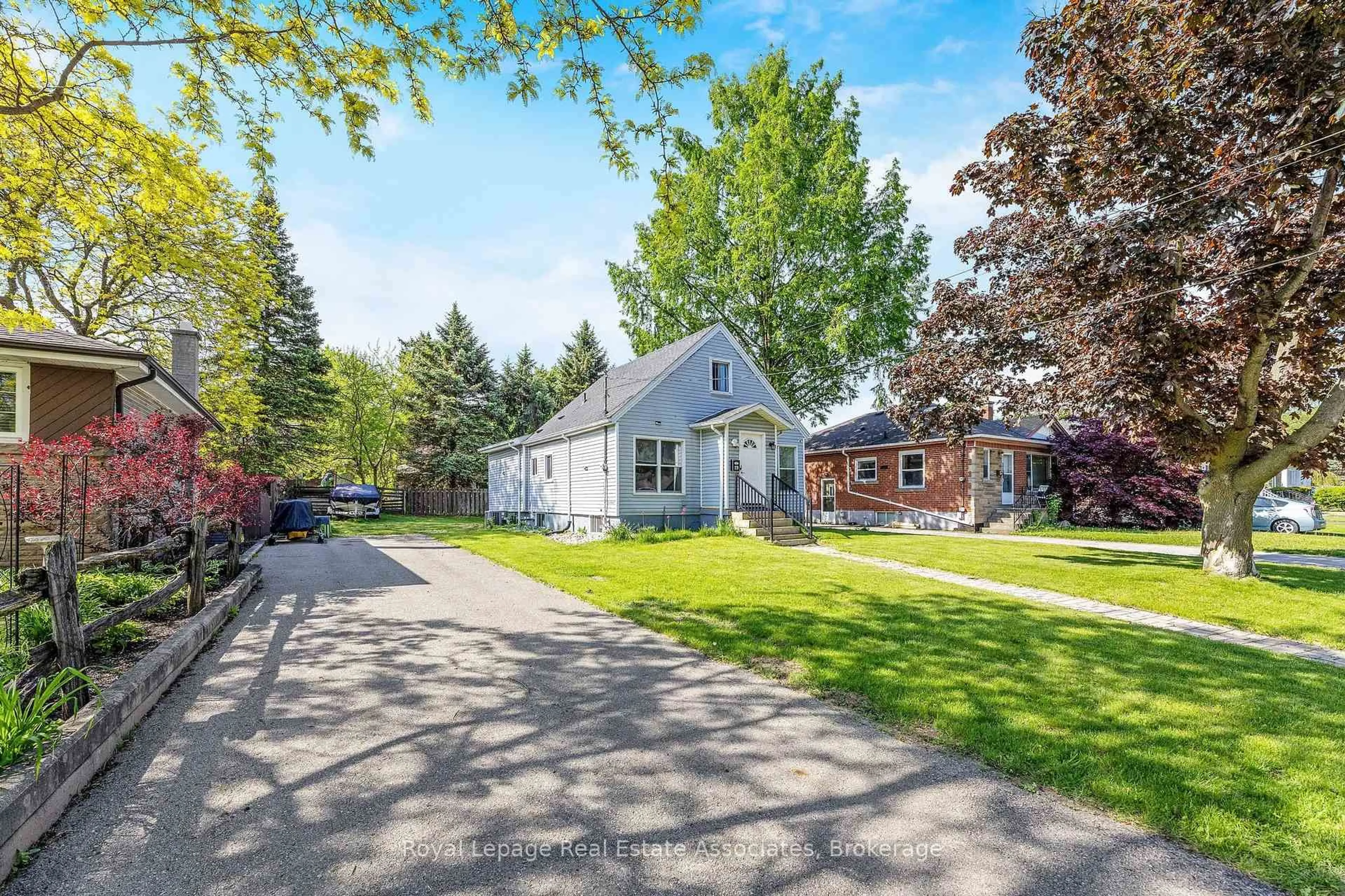A pic from outside/outdoor area/front of a property/back of a property/a pic from drone, street for 19 Beaucourt Rd, Hamilton Ontario L8S 2R1