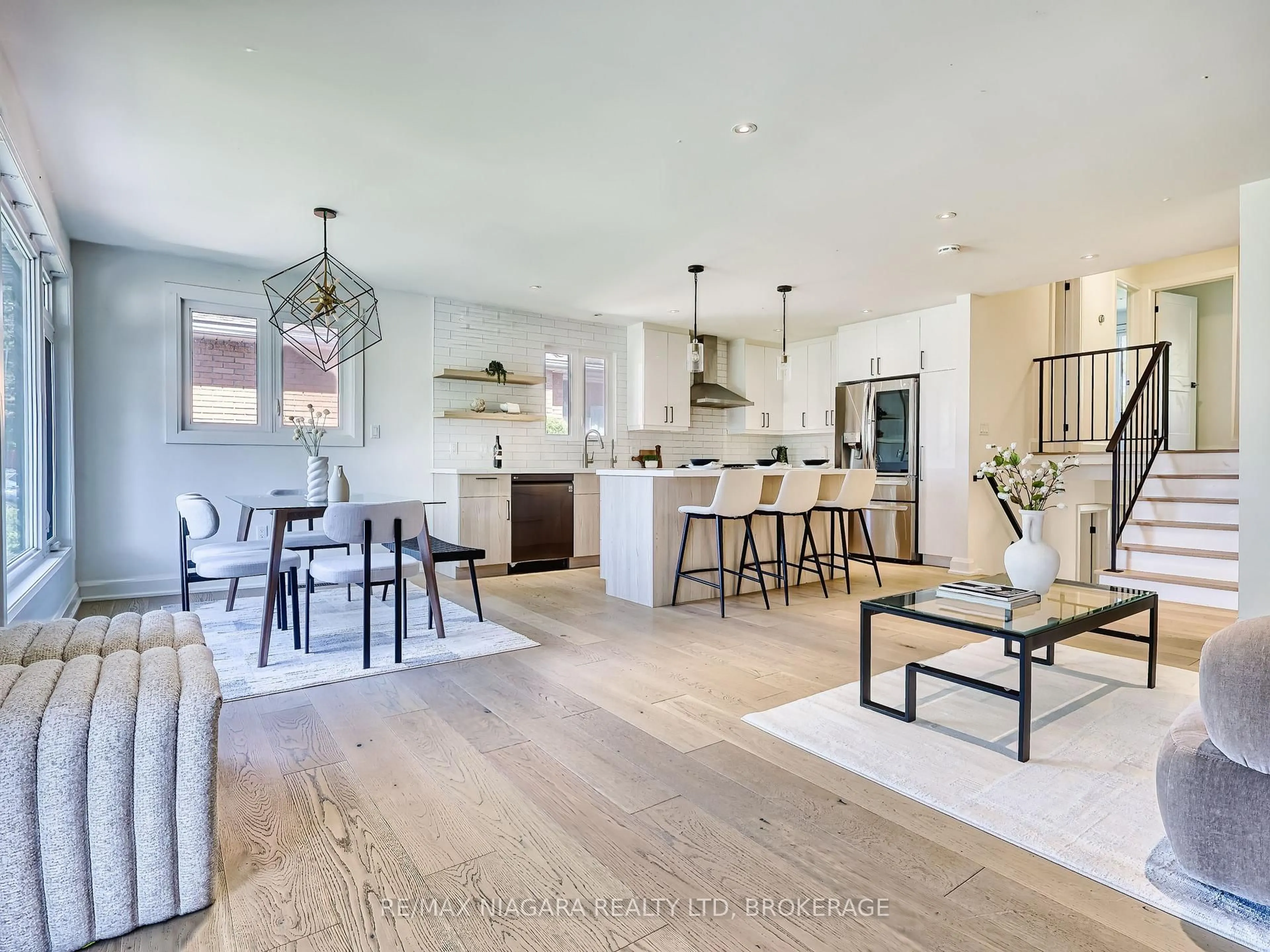 Open concept kitchen, wood/laminate floor for 28 Silverdale Dr, St. Catharines Ontario L2M 3N1