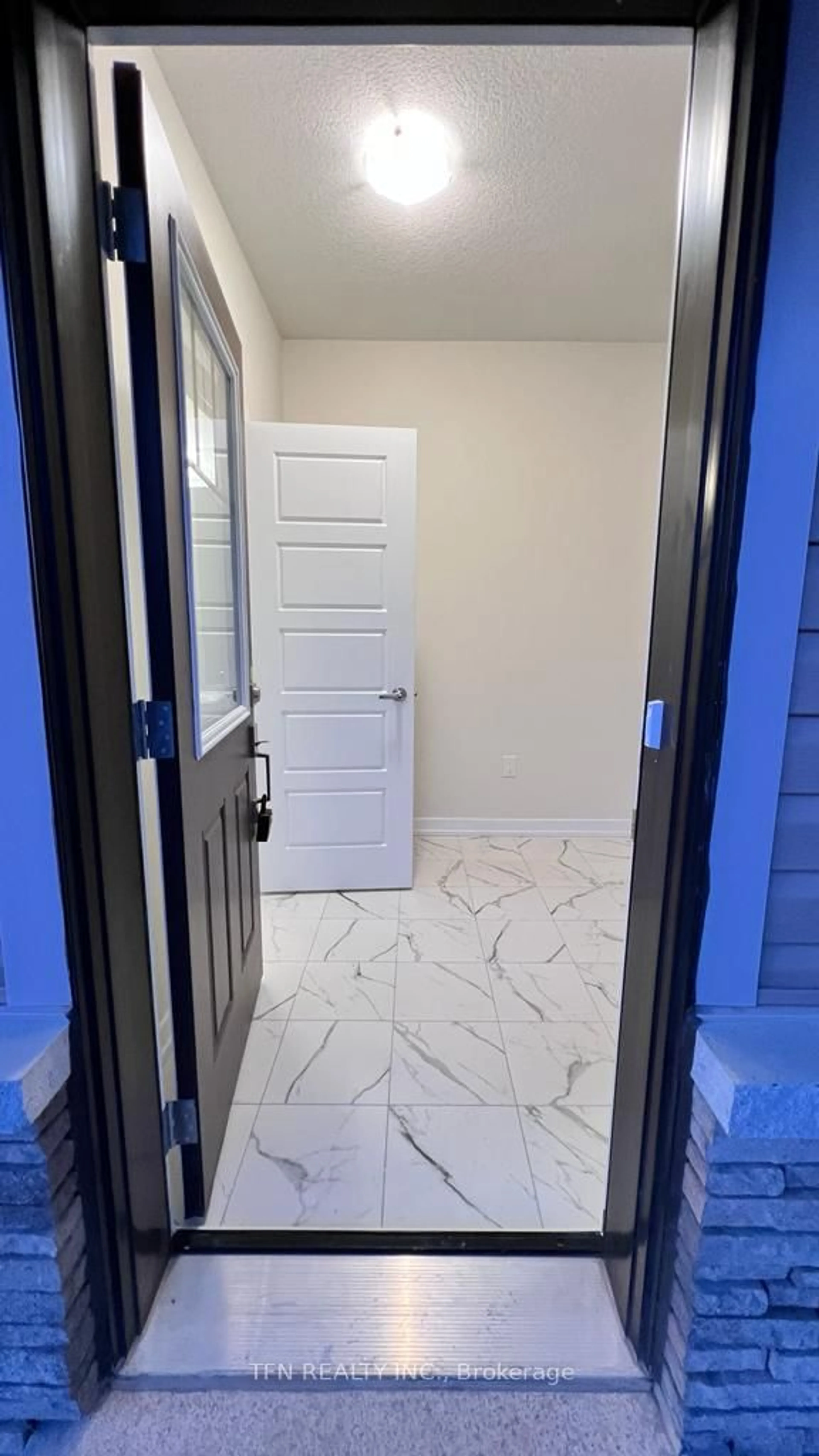 Indoor entryway for 30 Daisy Lane, Thorold Ontario L3B 0L3