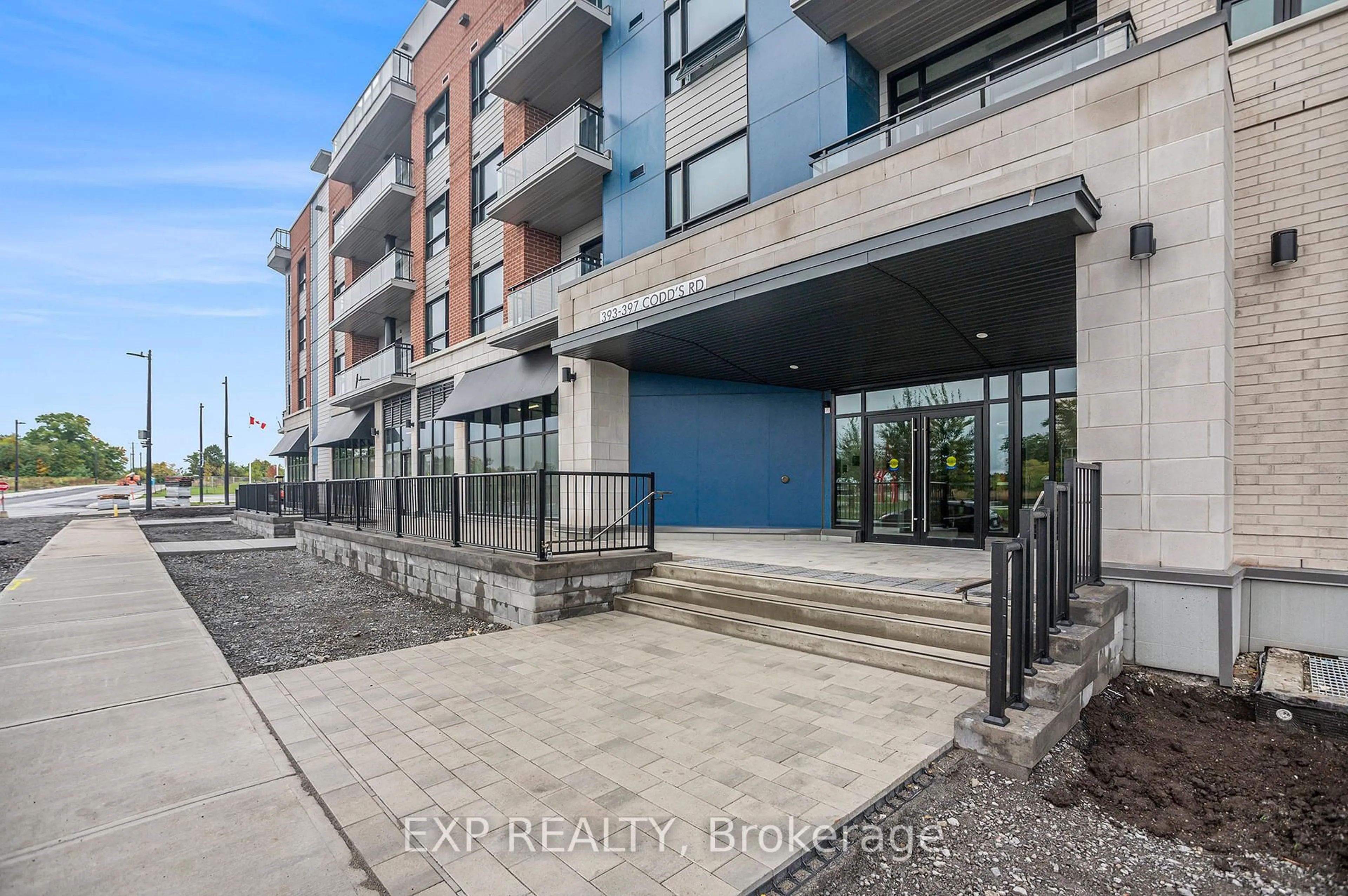 Patio, street for 1350 Hemlock Rd #502, Ottawa Ontario K1K 5C2