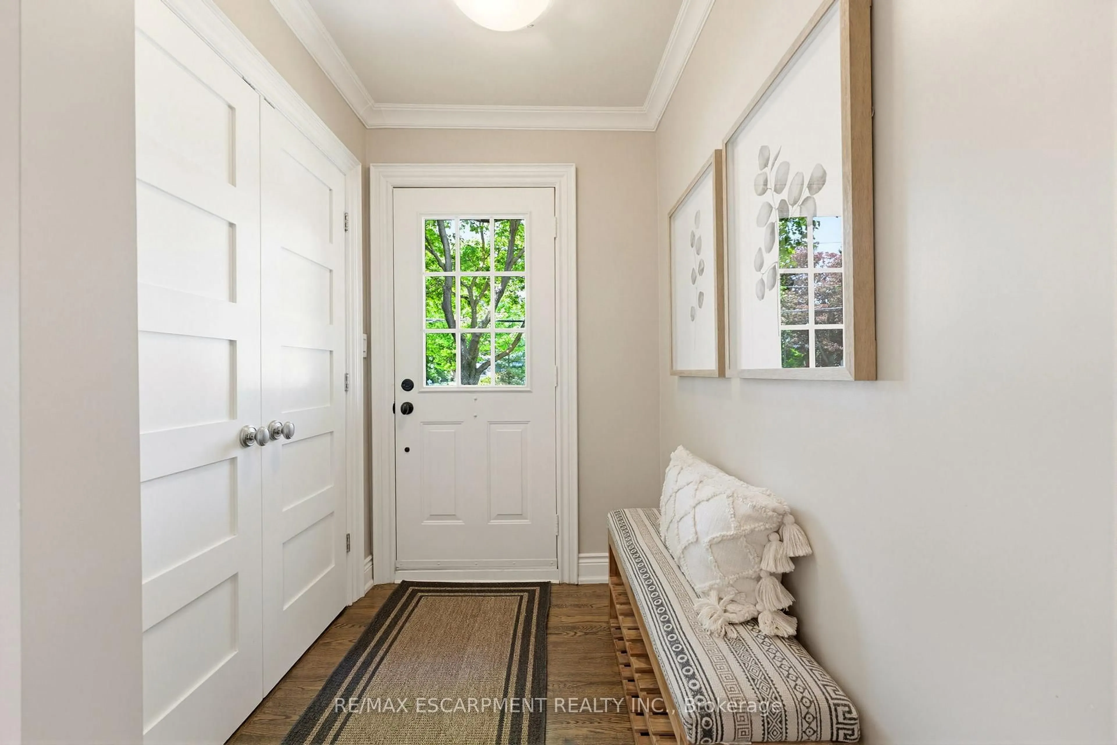 Indoor entryway for 304 Parkside Dr, Hamilton Ontario L0R 2H0
