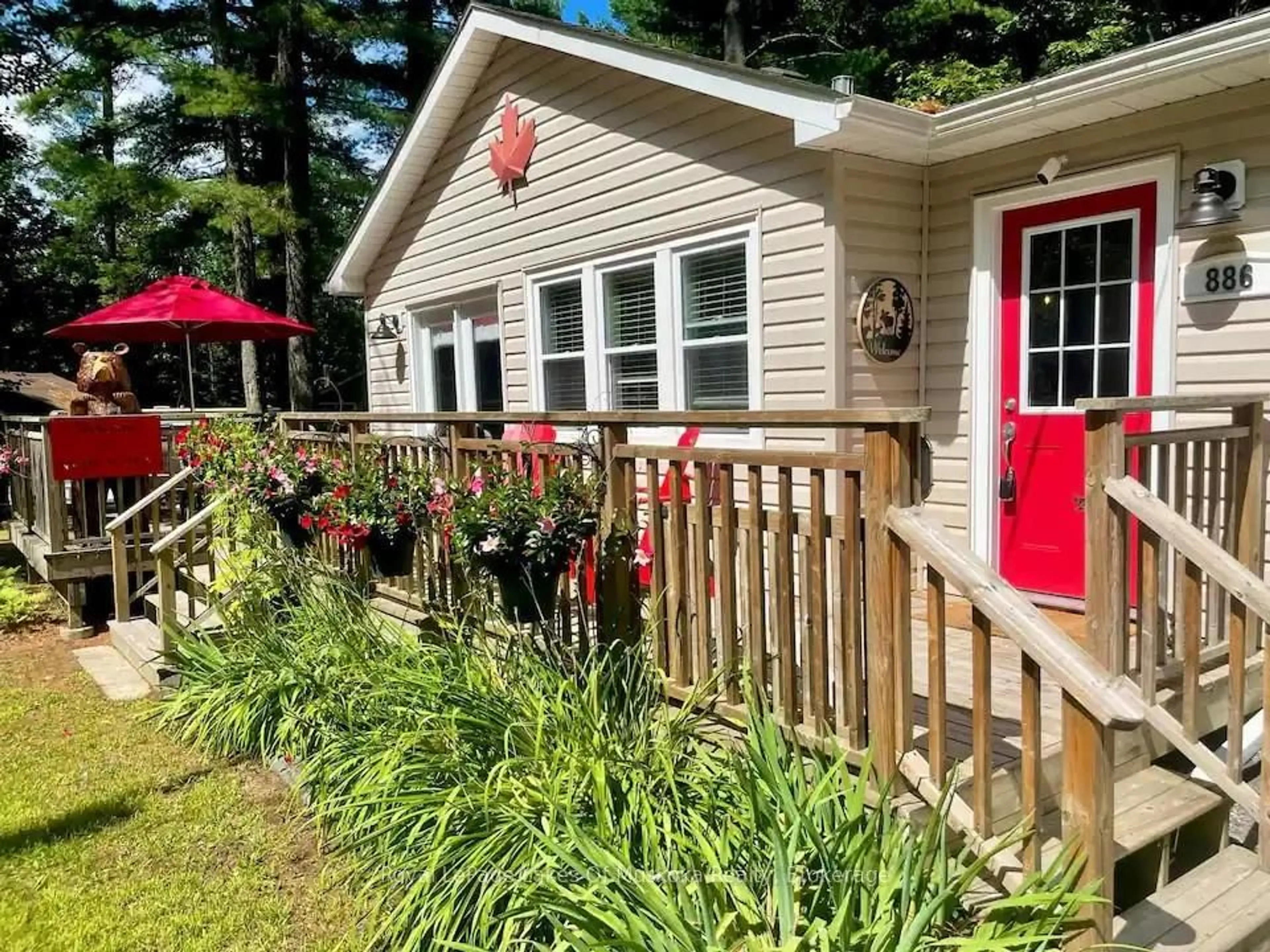 Patio, street for 886 Muskoka 10 Rd, Huntsville Ontario P0B 1L0