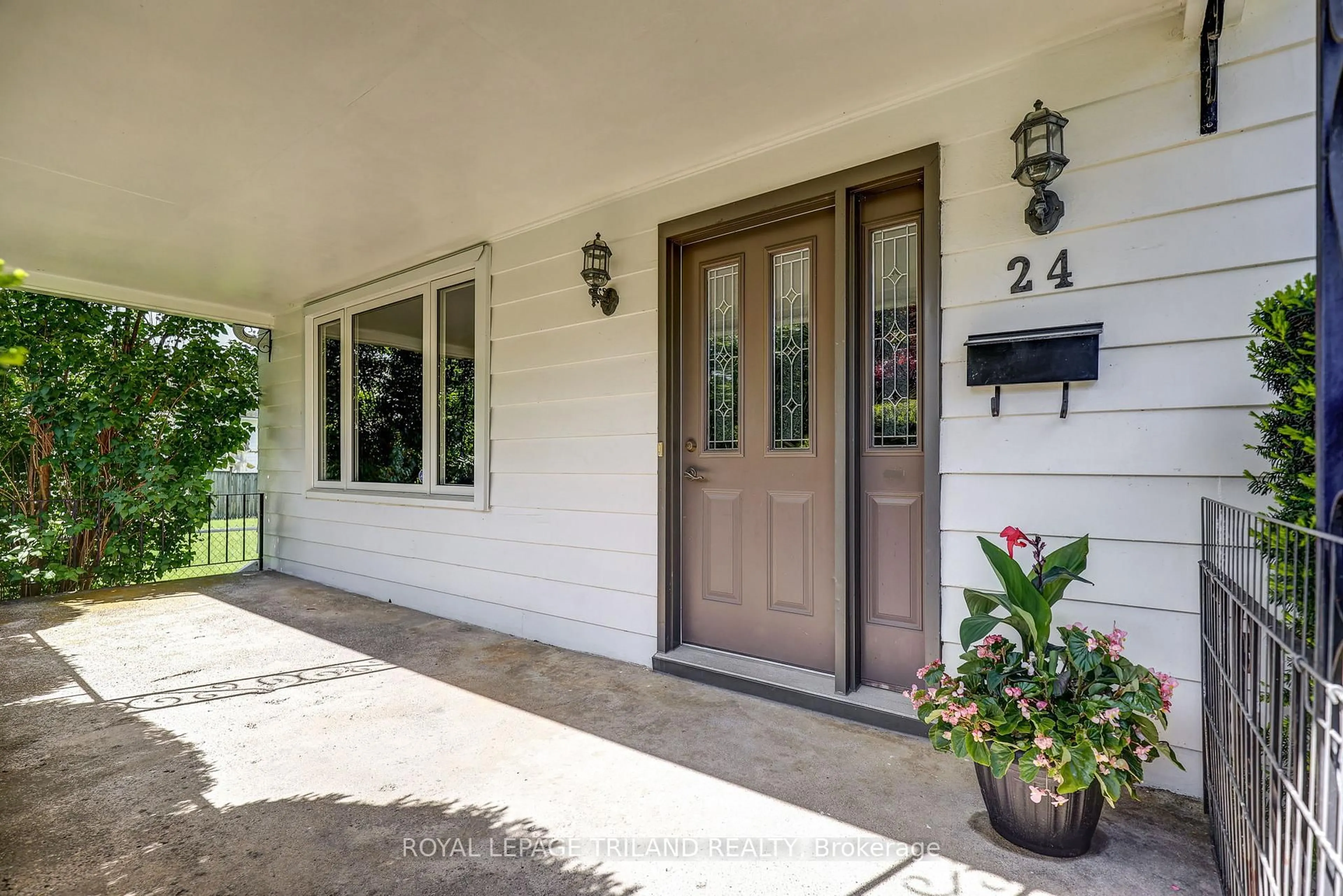 Indoor entryway for 24 Isabel St, St. Thomas Ontario N5R 3J7