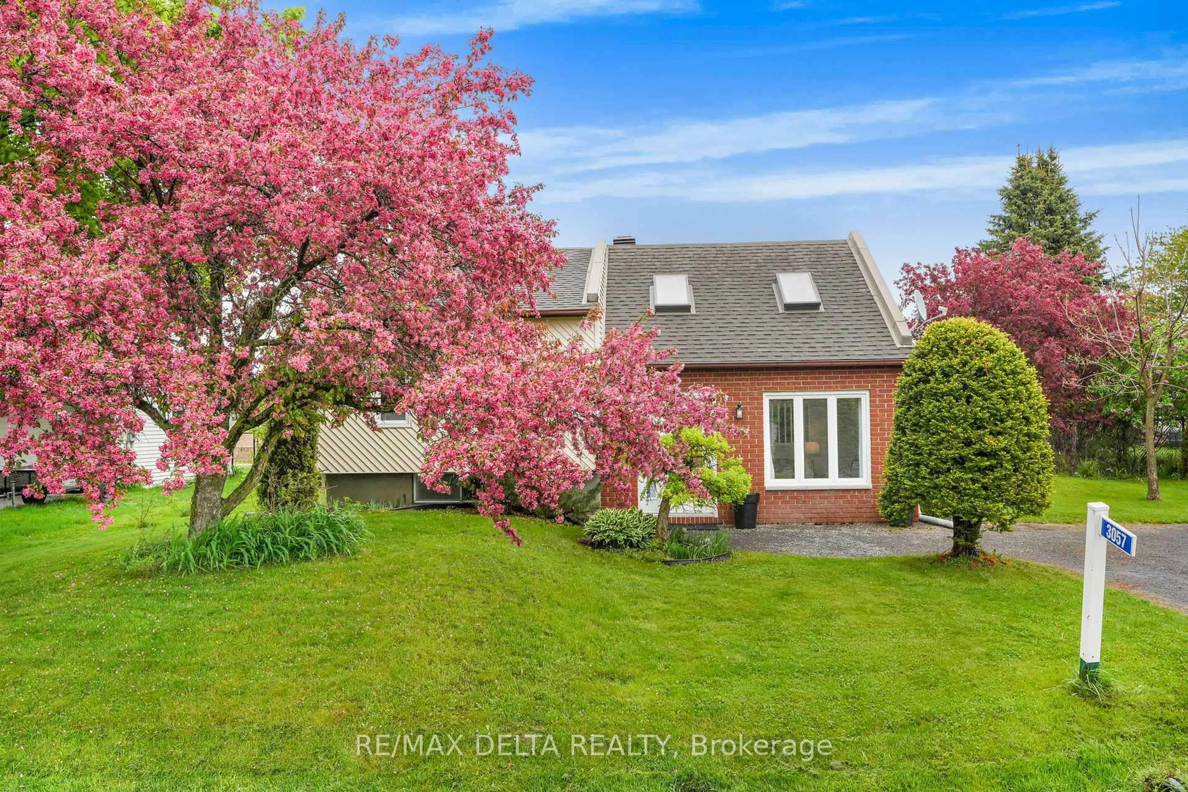 A pic from outside/outdoor area/front of a property/back of a property/a pic from drone, street for 3057 Carriere St, Clarence-Rockland Ontario K0A 2A0